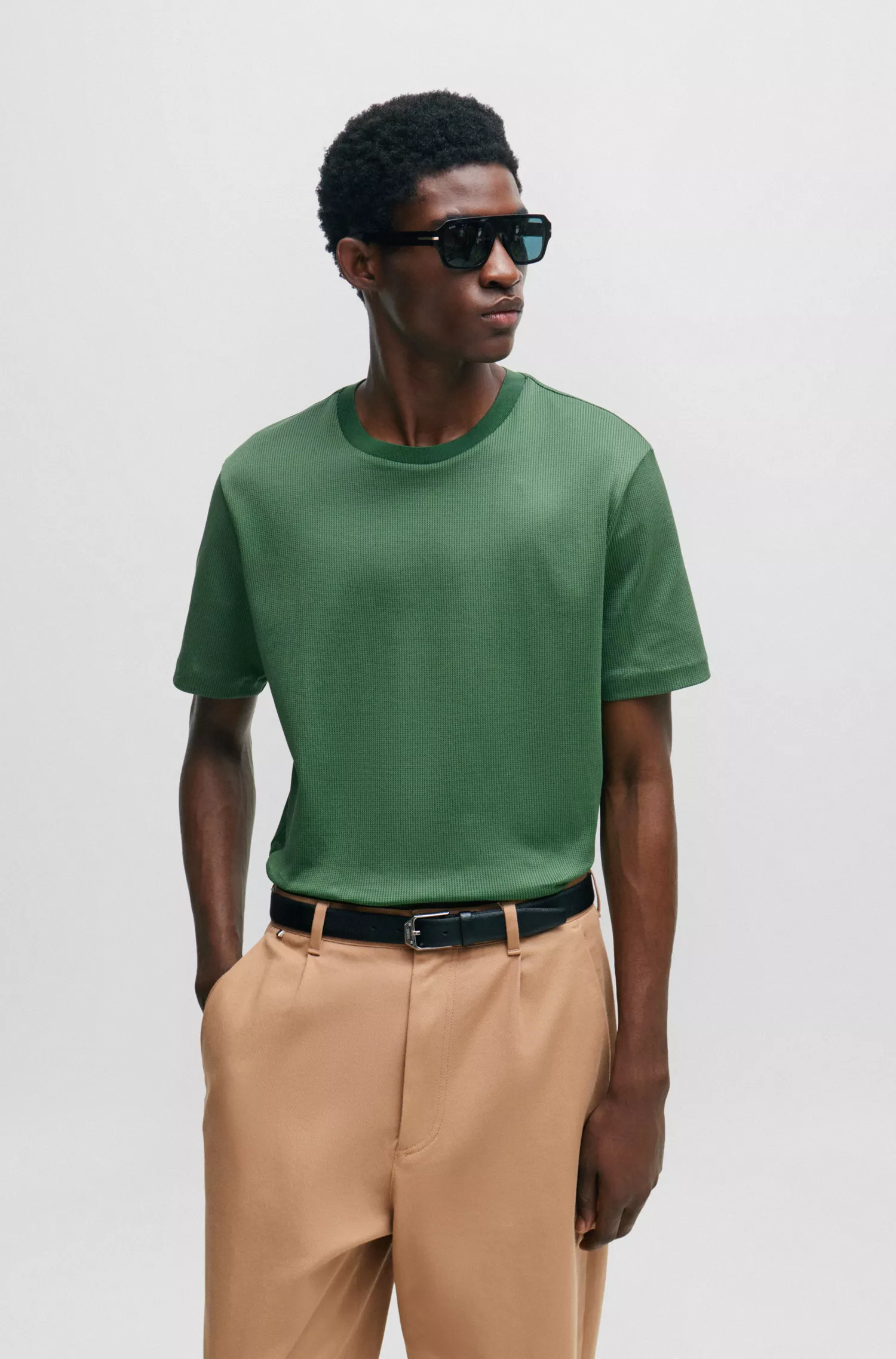 Camiseta BOSS preta em algodão estruturado com acabamento mercerizado.