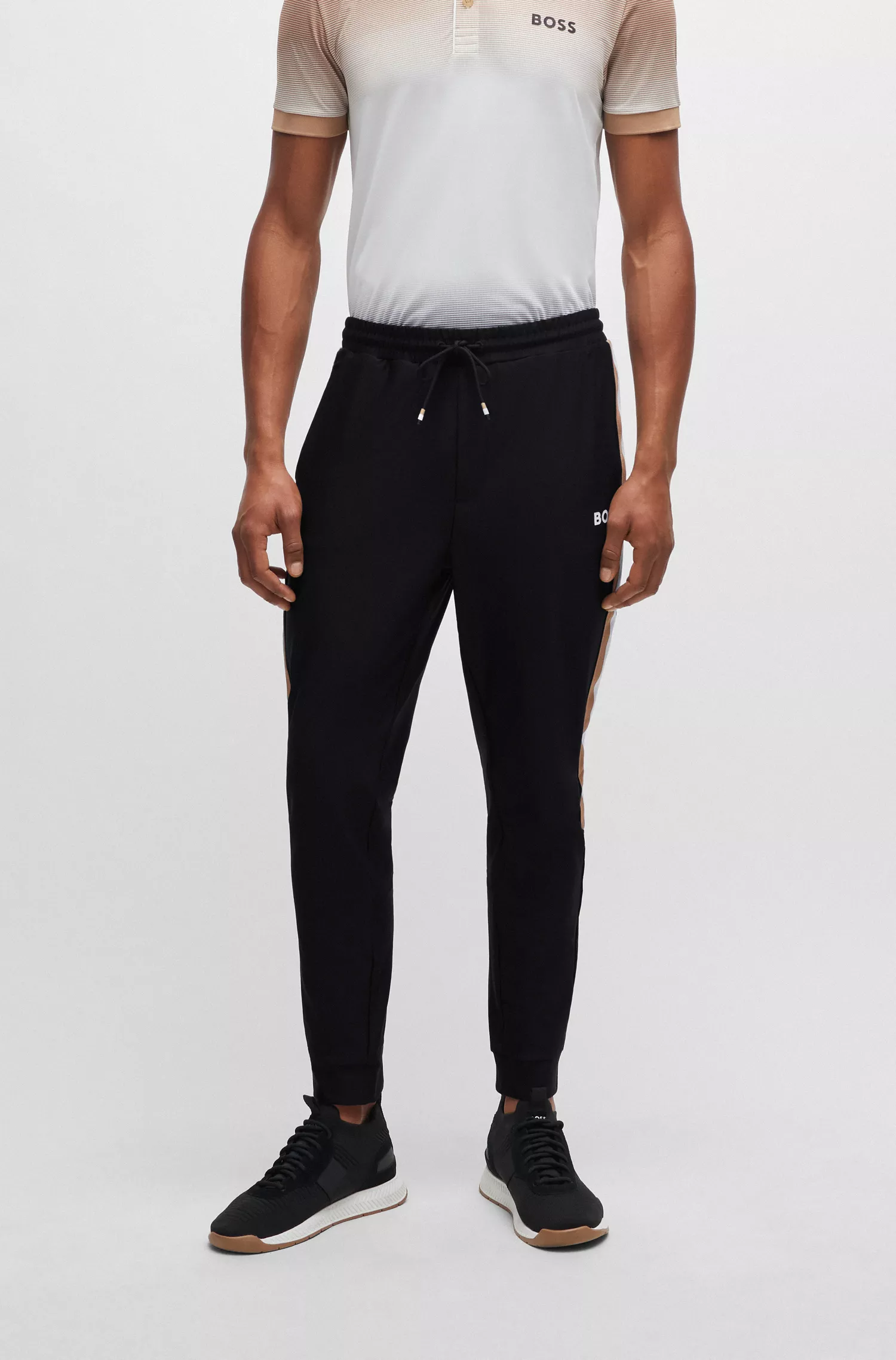 Calça de fato de treino BOSS em jersey elástico verde com fita listrada exclusiva.