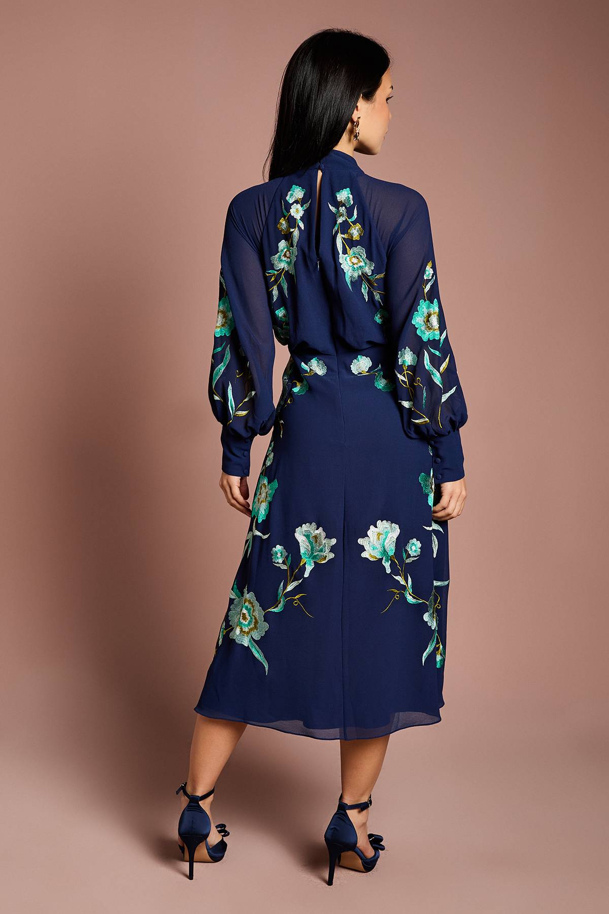 Coast Robe Mi-Longue Petite à Col Montant et Manches Longues avec Broderies Florales