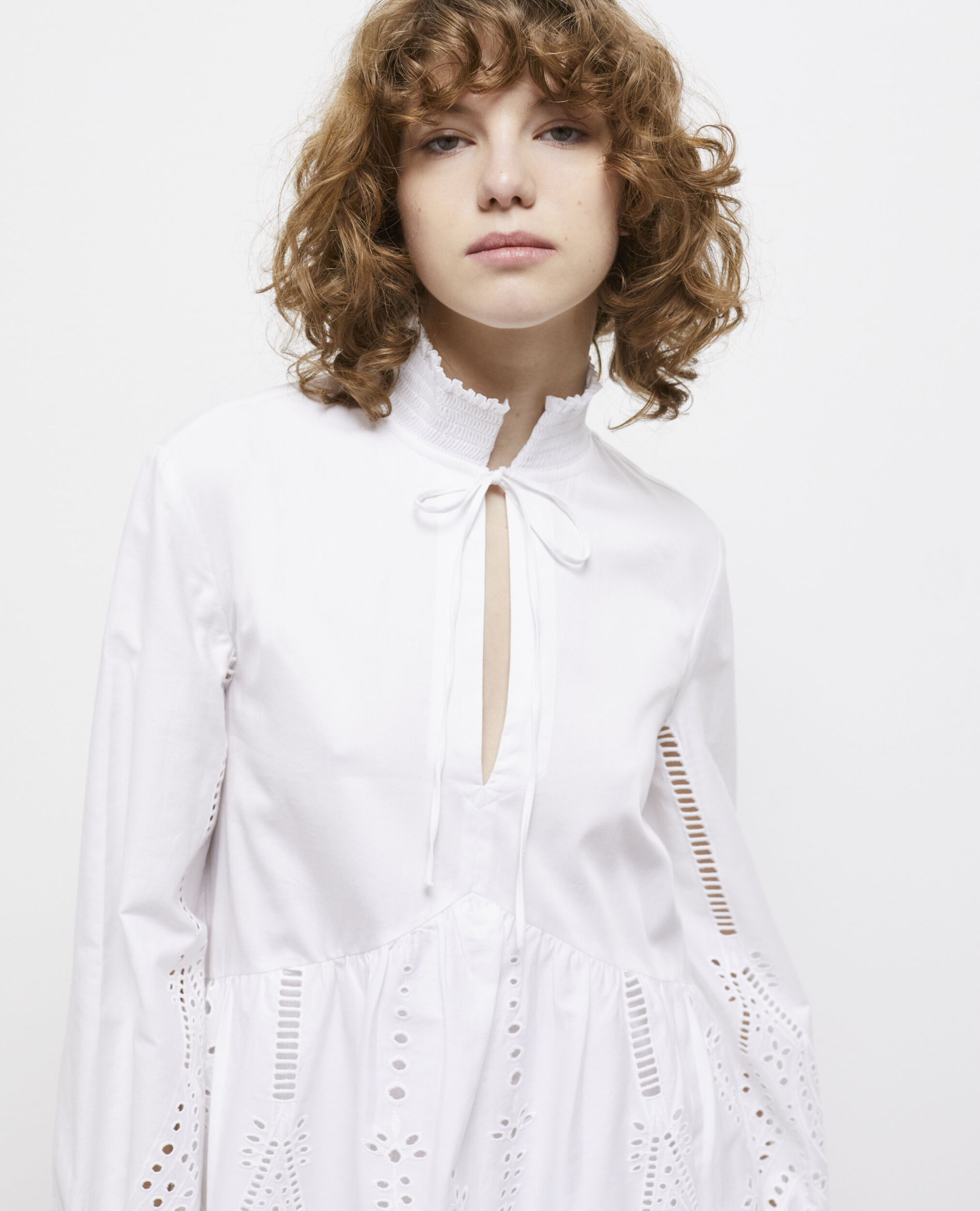 Robe courte blanche avec broderie Anglaise