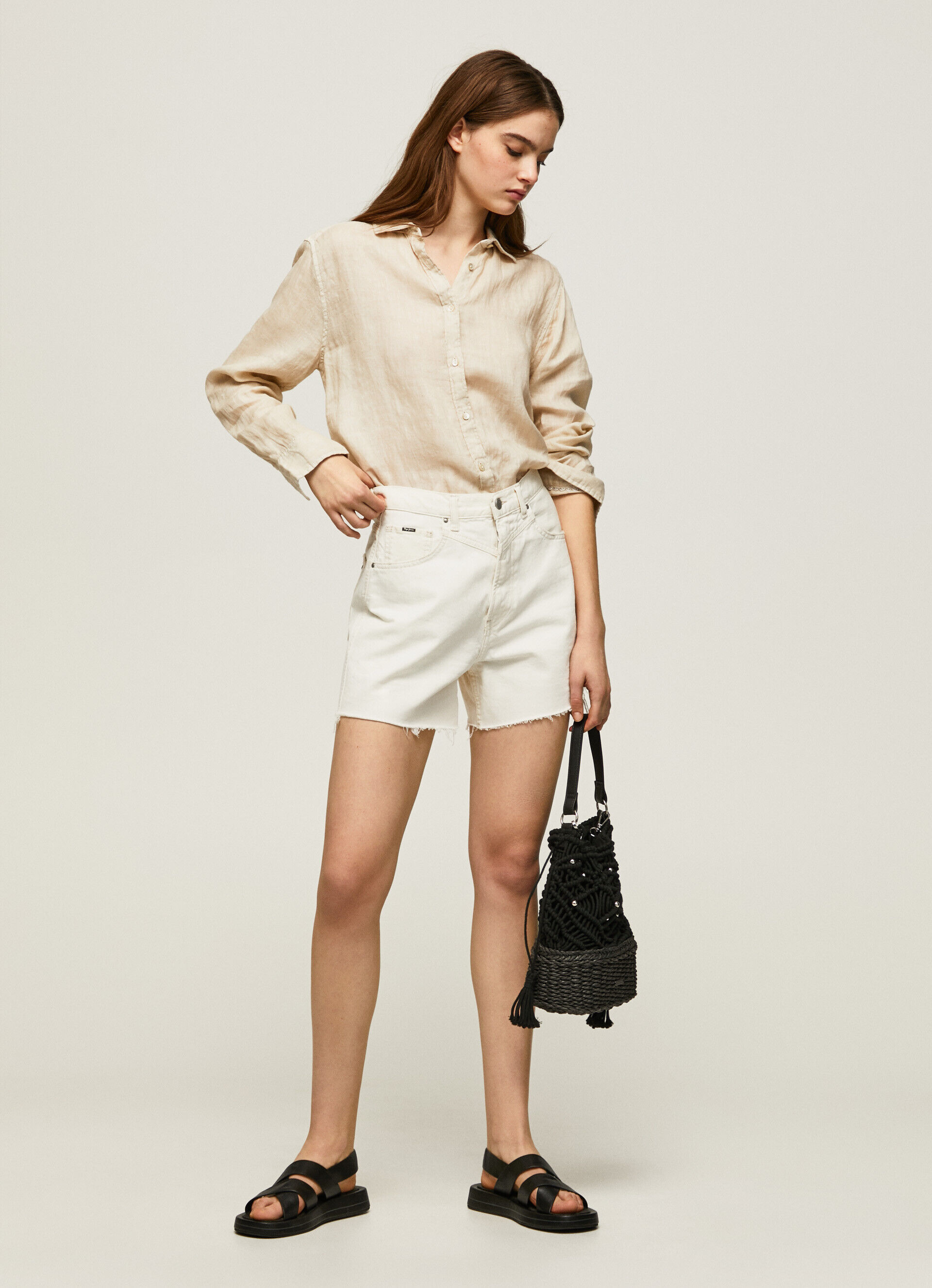 Camisa de corte regular em linho liso - branco manteiga