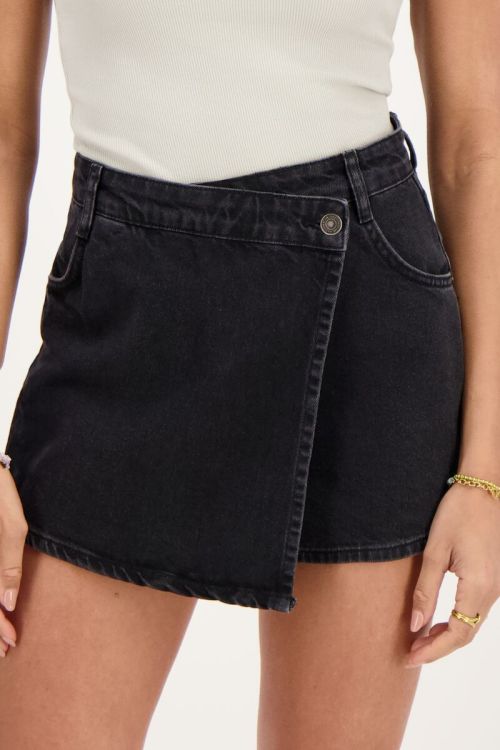 Zwarte denim skort met overslag en knoop