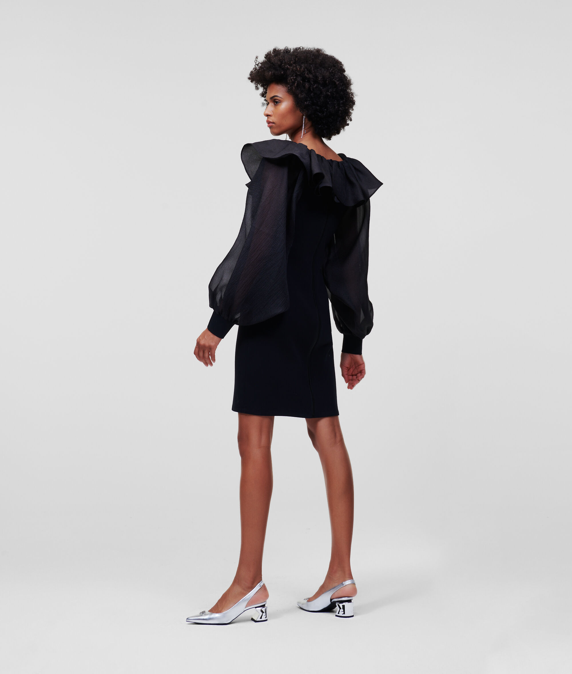 ROBE OVERSIZE À COL SÉLECTIONNÉE PAR HUN KIM