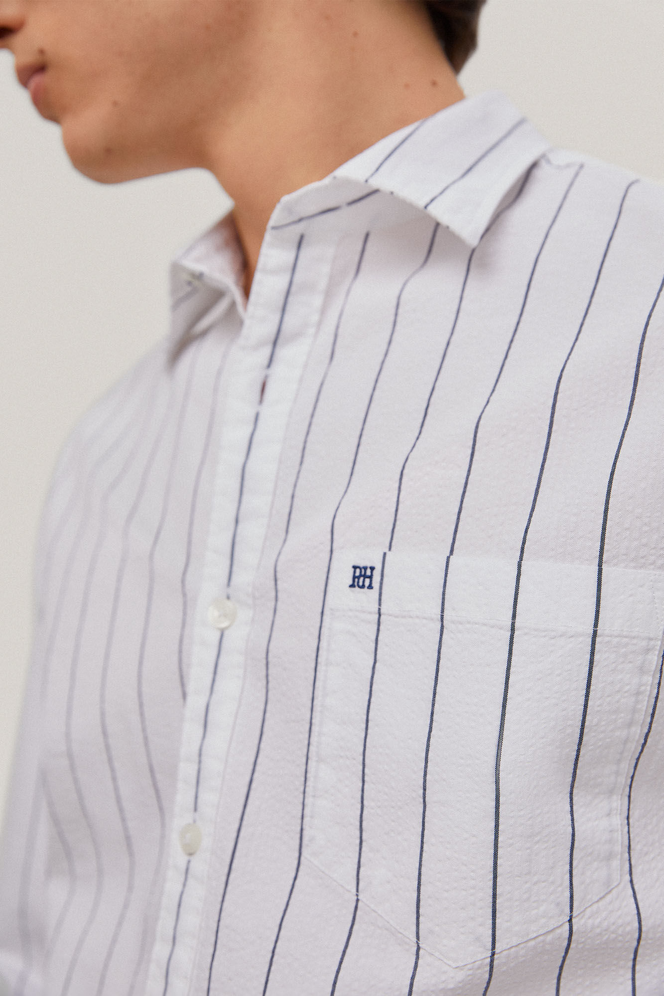 Camisa listrada de manga comprida em tecido seersucker - Azul