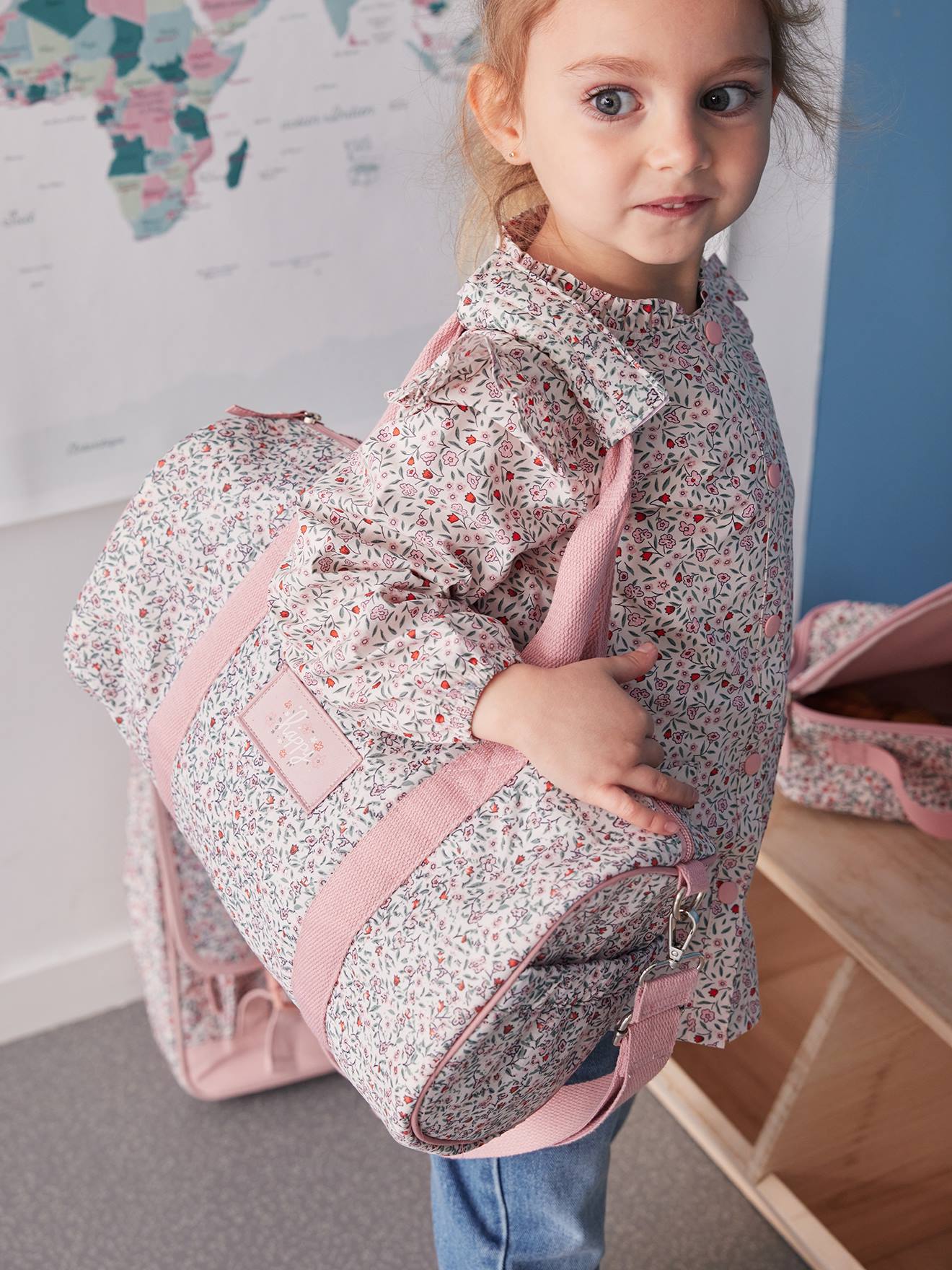 Bolsa esportiva rosa com estampa floral 