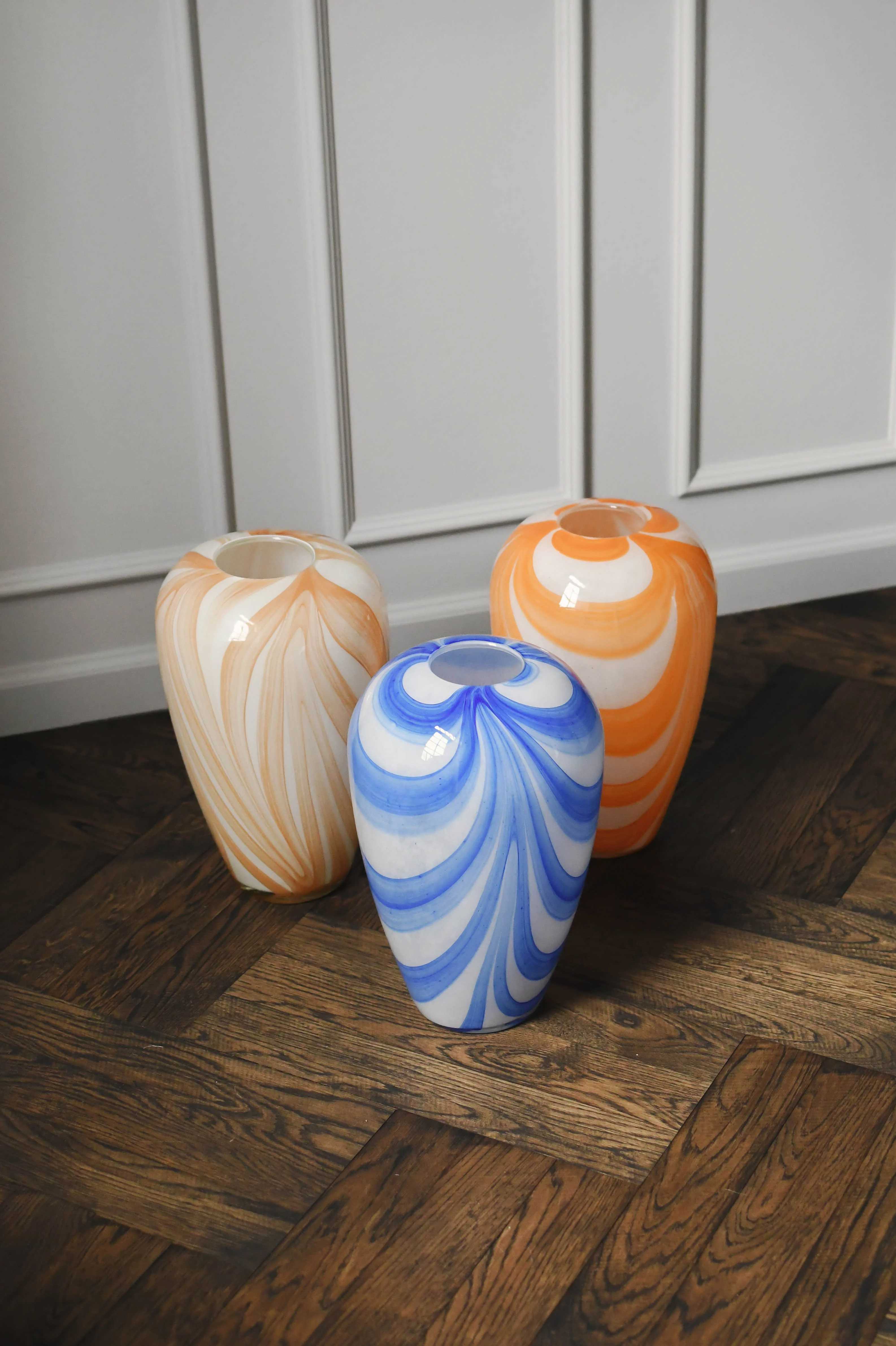 Bahne Interior  Vase med brede striber, amber/hvid - H32,5 cm.