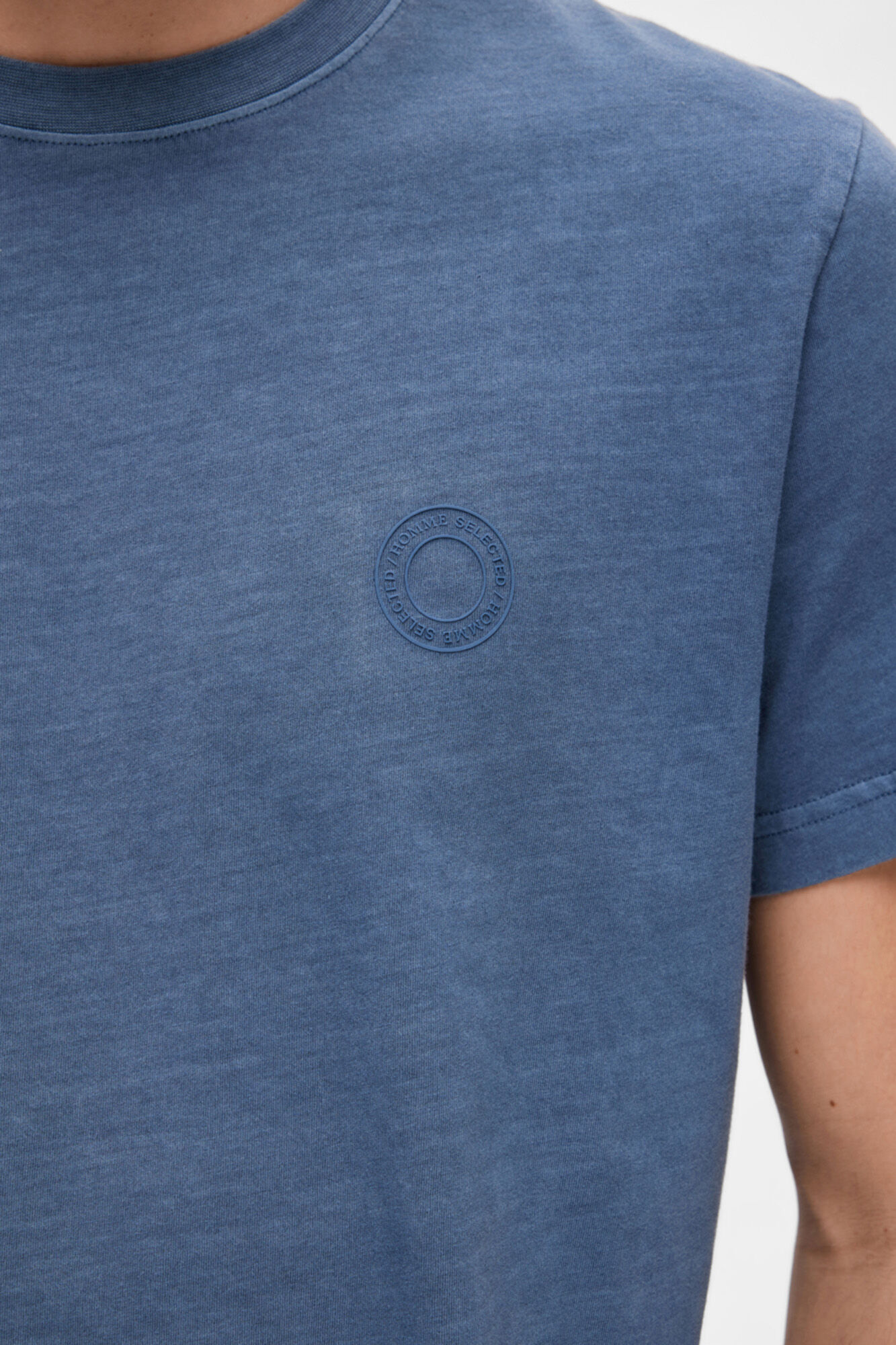Camiseta de manga curta em algodão orgânico com detalhe de logotipo. - Azul