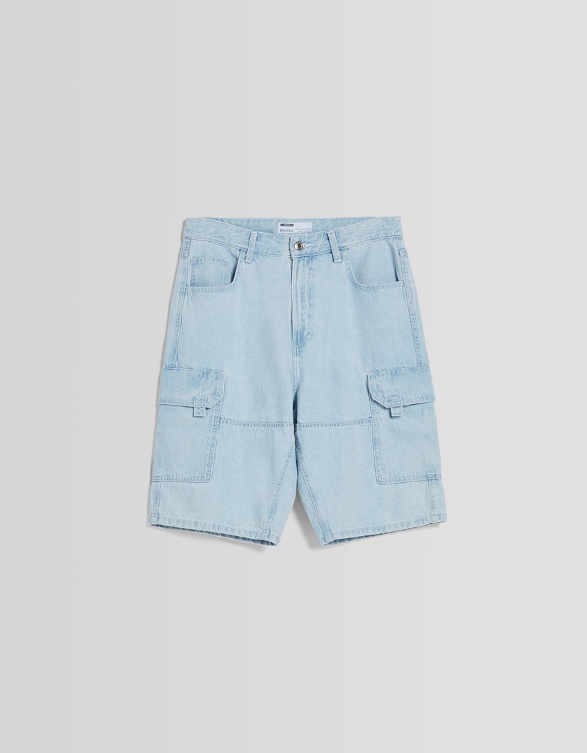 Bermuda cargo folgada em jeans
