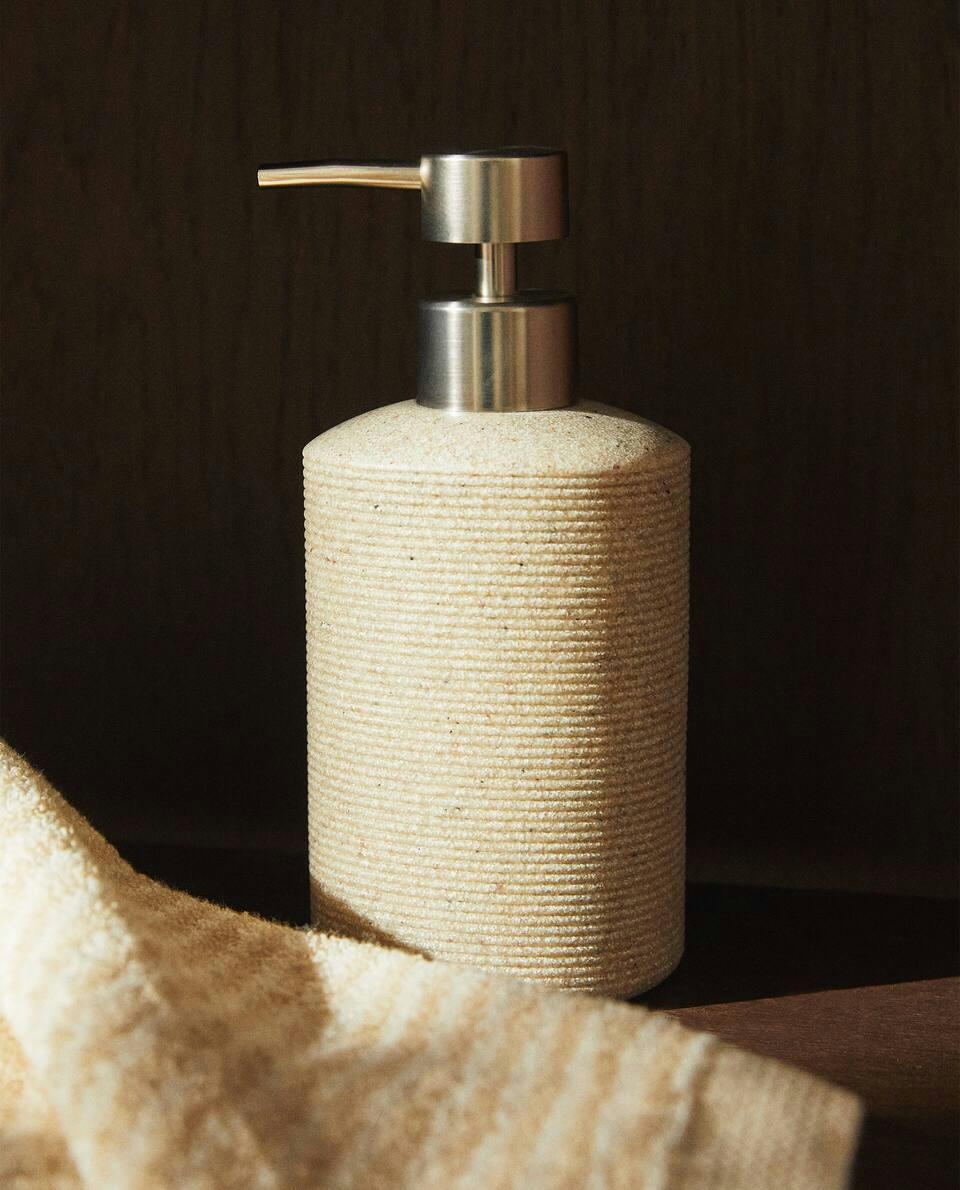 Conjunto de banheiro em resina listrada