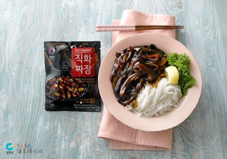Jjajangmyeon: Rijstvermicelli met Koreaanse zwarte bonensaus