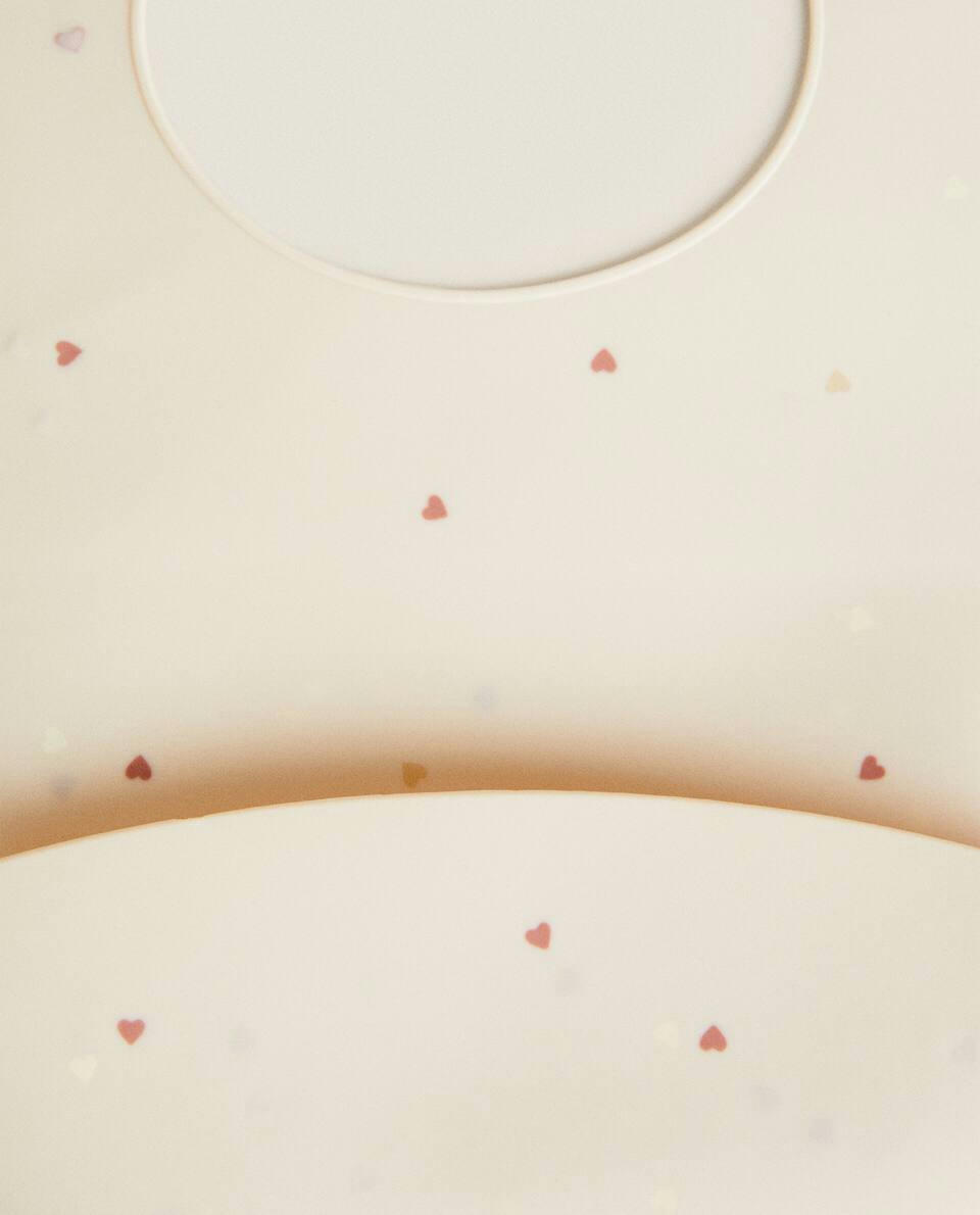 BABADOR DE SILICONE COM ESTAMPA DE CORAÇÃO