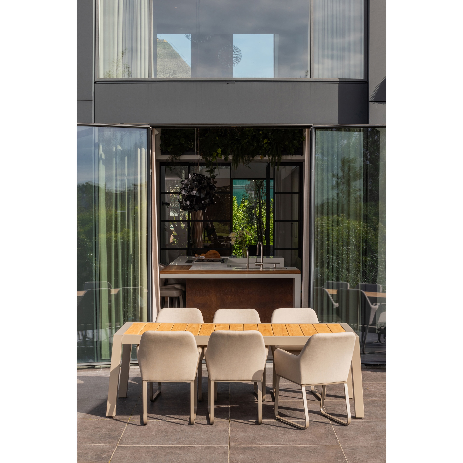 Gartentisch SULPHUR 220 x 100 cm grau /Teak braun