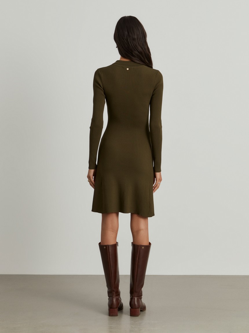 Vestido curto evasé de manga comprida