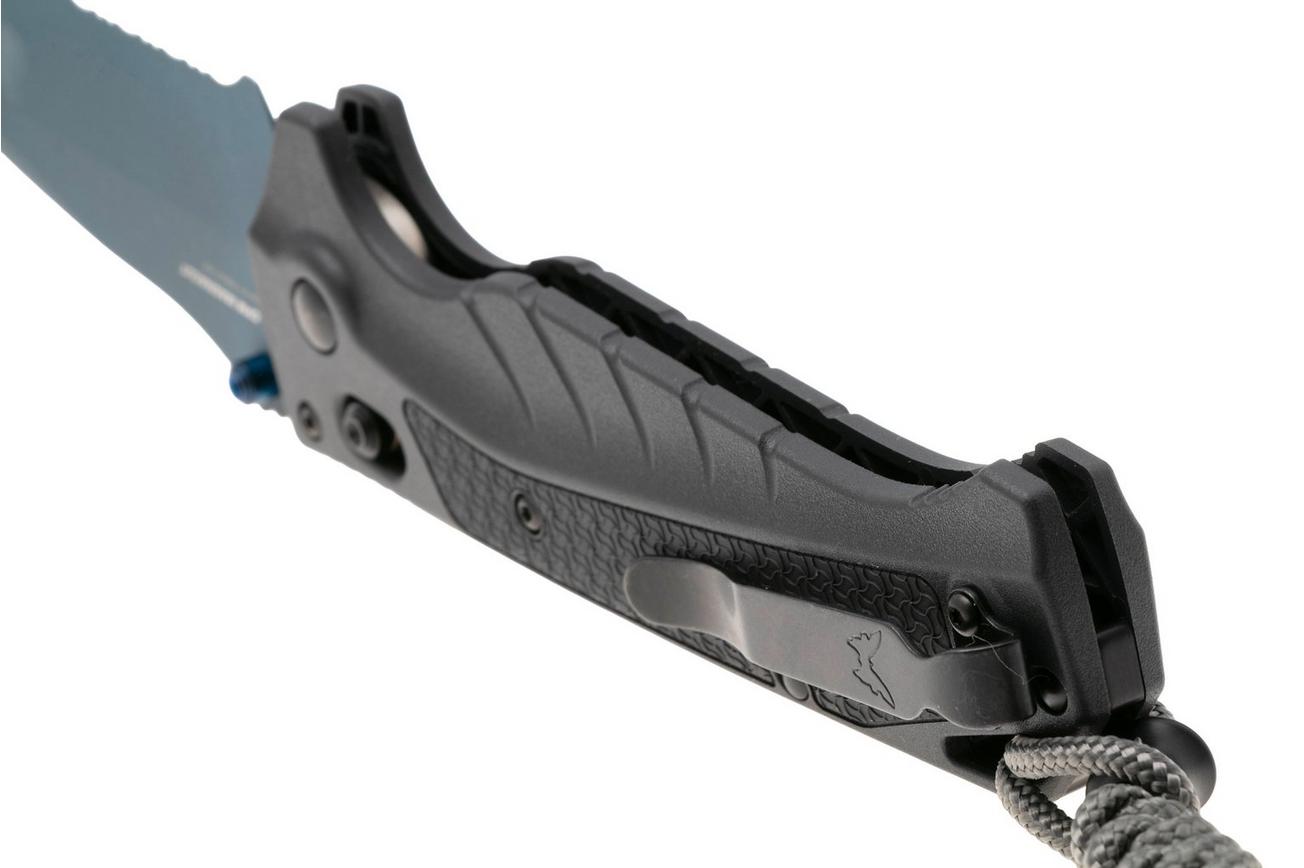Benchmade Adira 18060SBT-01 Blue Titanium Cerakote CPM MagnaCut, Tempest Gray Grivory, Serrated zakmes