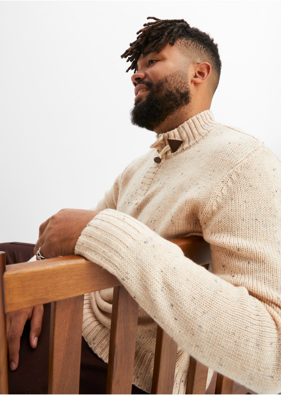 Pull avec bouton brandebourg