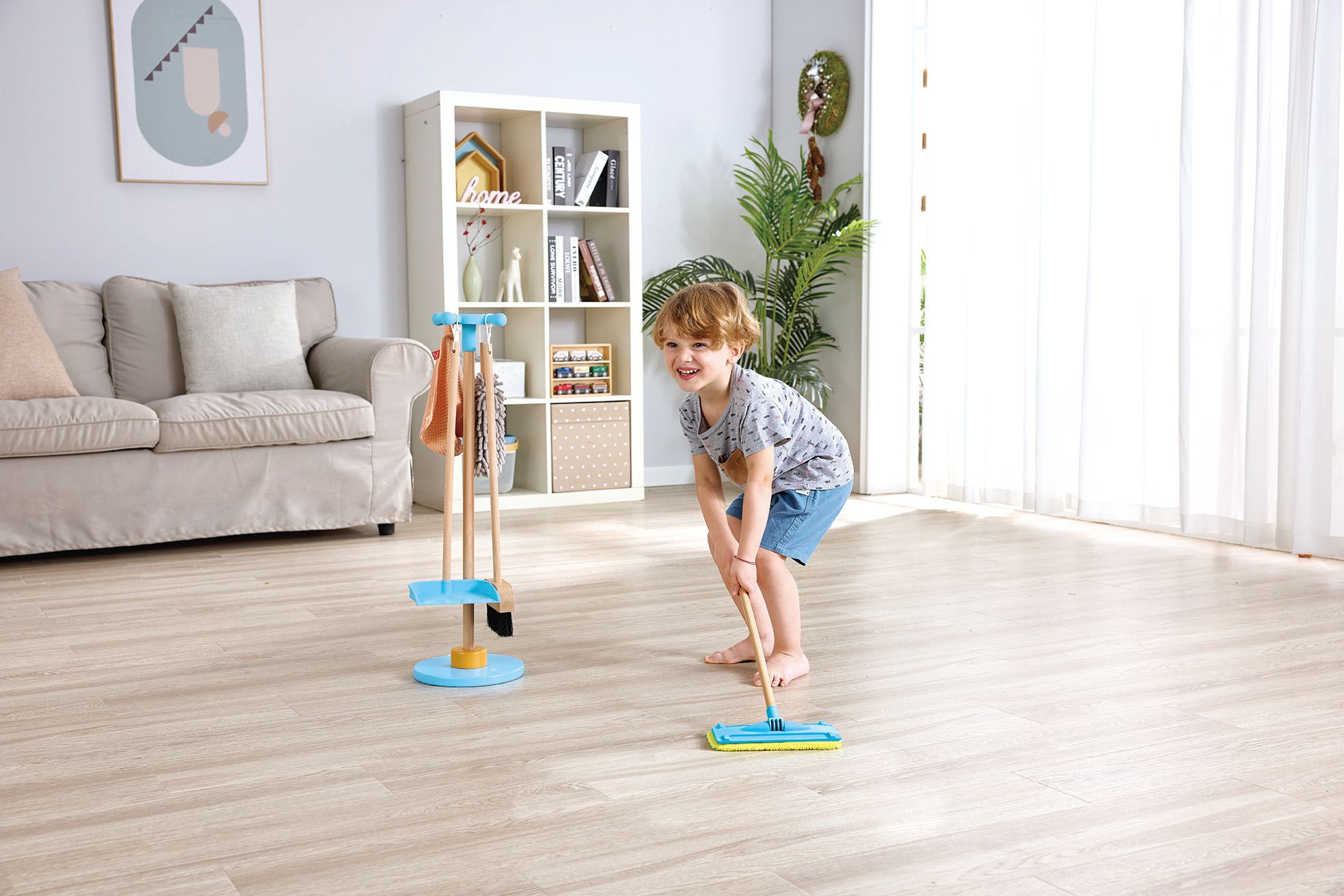 Hape Spielzeug-Putzset mit Ordnungsständer