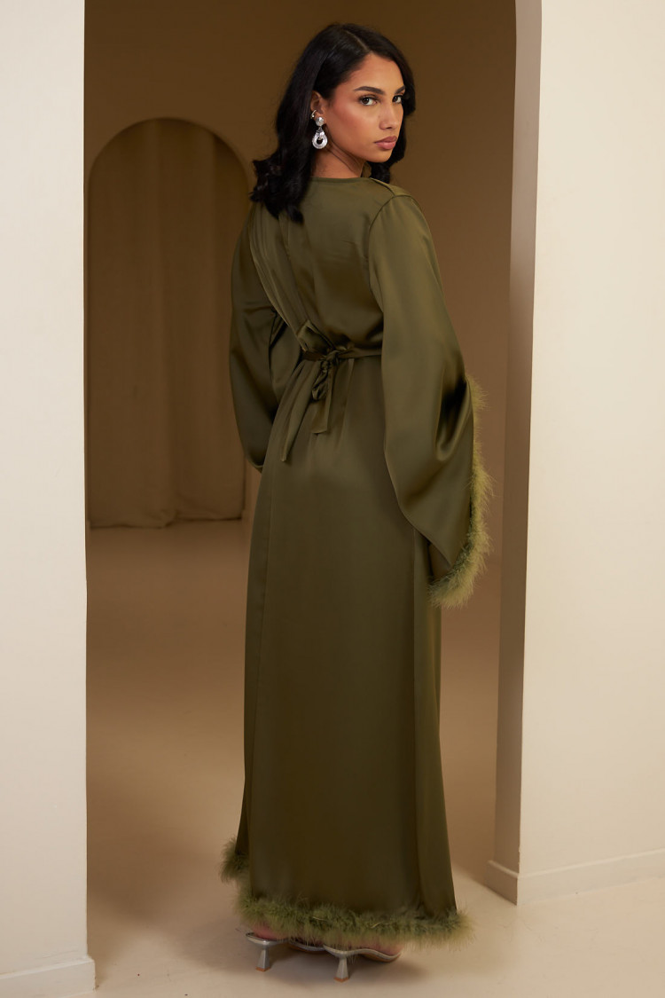 Robe longue kaki satinée et ceinturée à plumes
