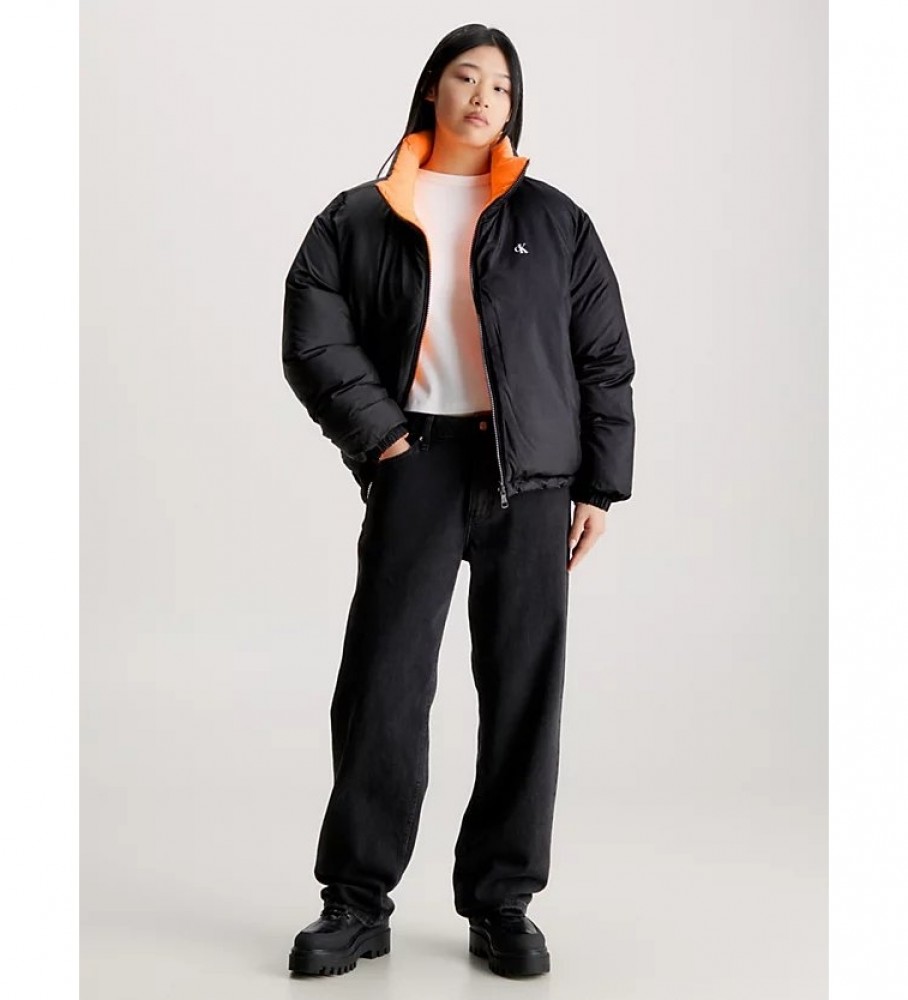 Jaqueta reversível de plumas Calvin Klein Jeans estilo anos 90, preta e laranja.