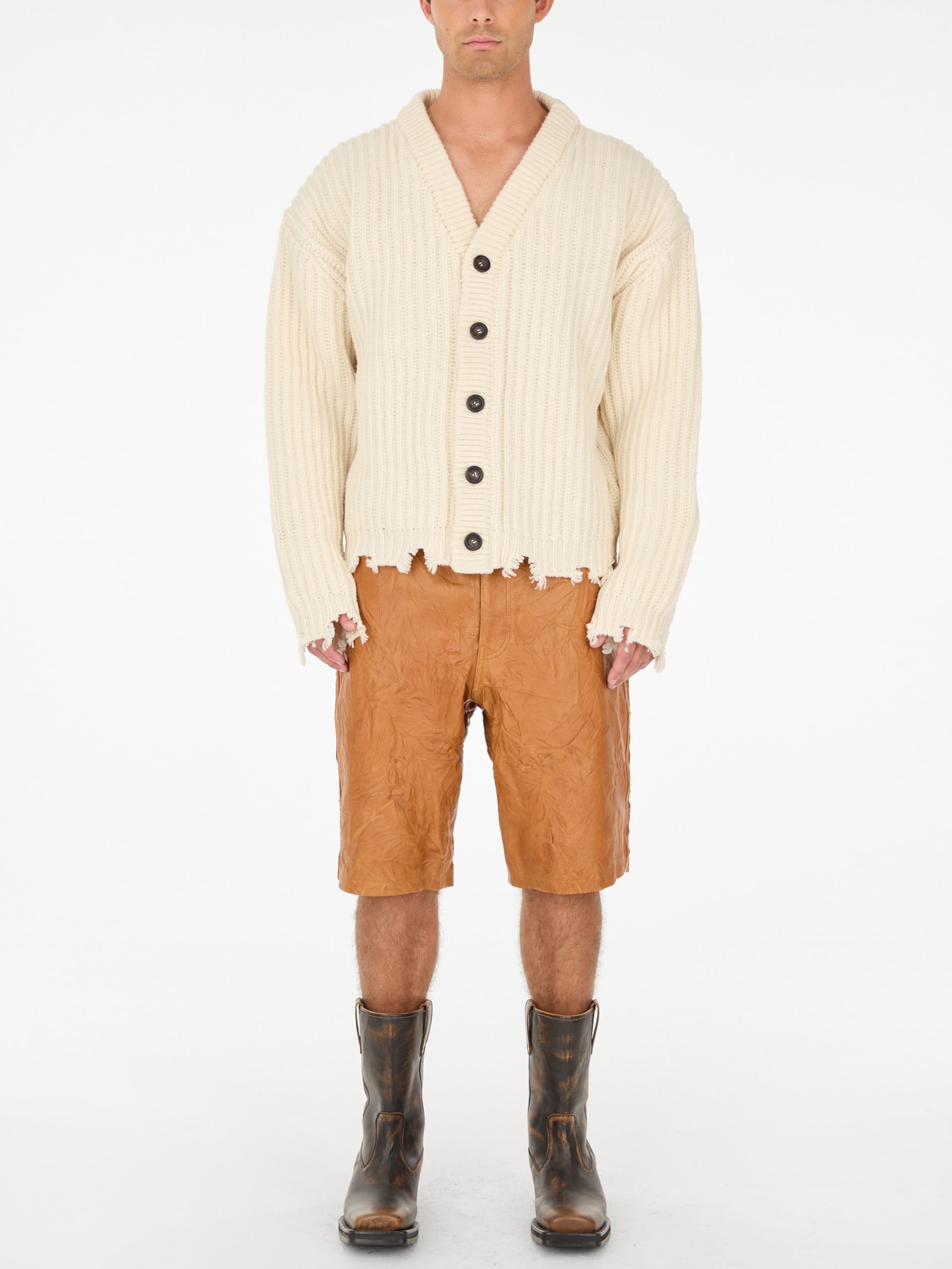 shorts de couro enrugado