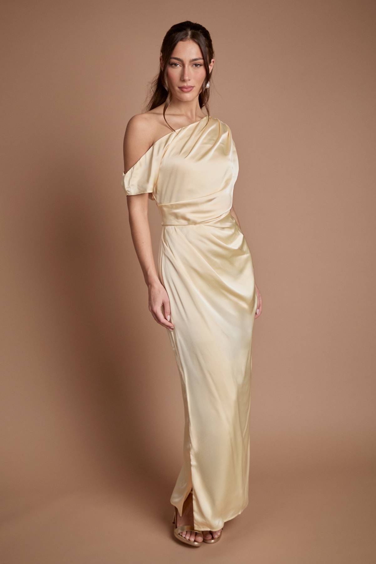 Coast Robe Longue de Demoiselle d'Honneur en Satin à Détails Froncés et Épaules Dénudées
