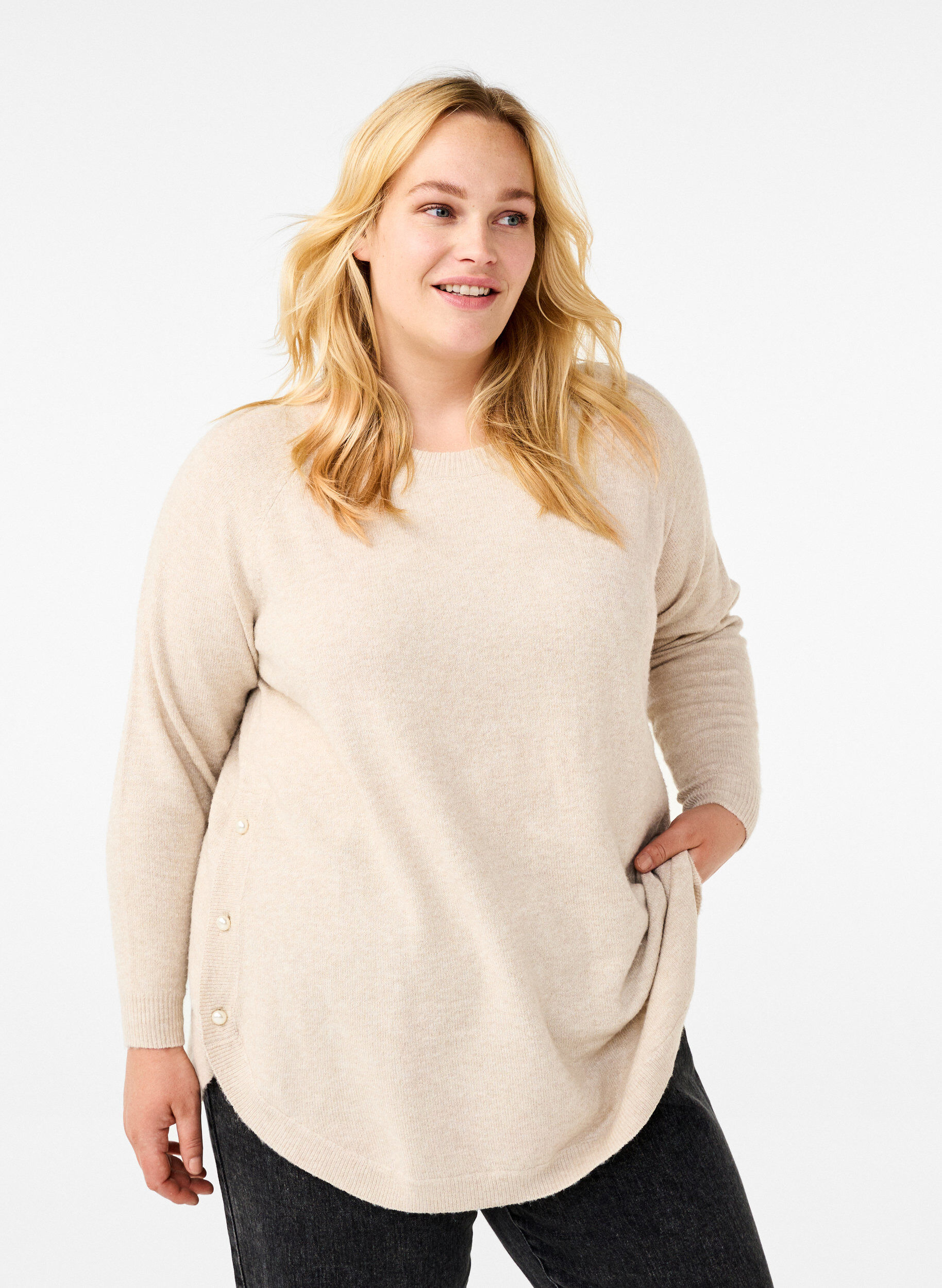 Strikbluse med perledetaljer