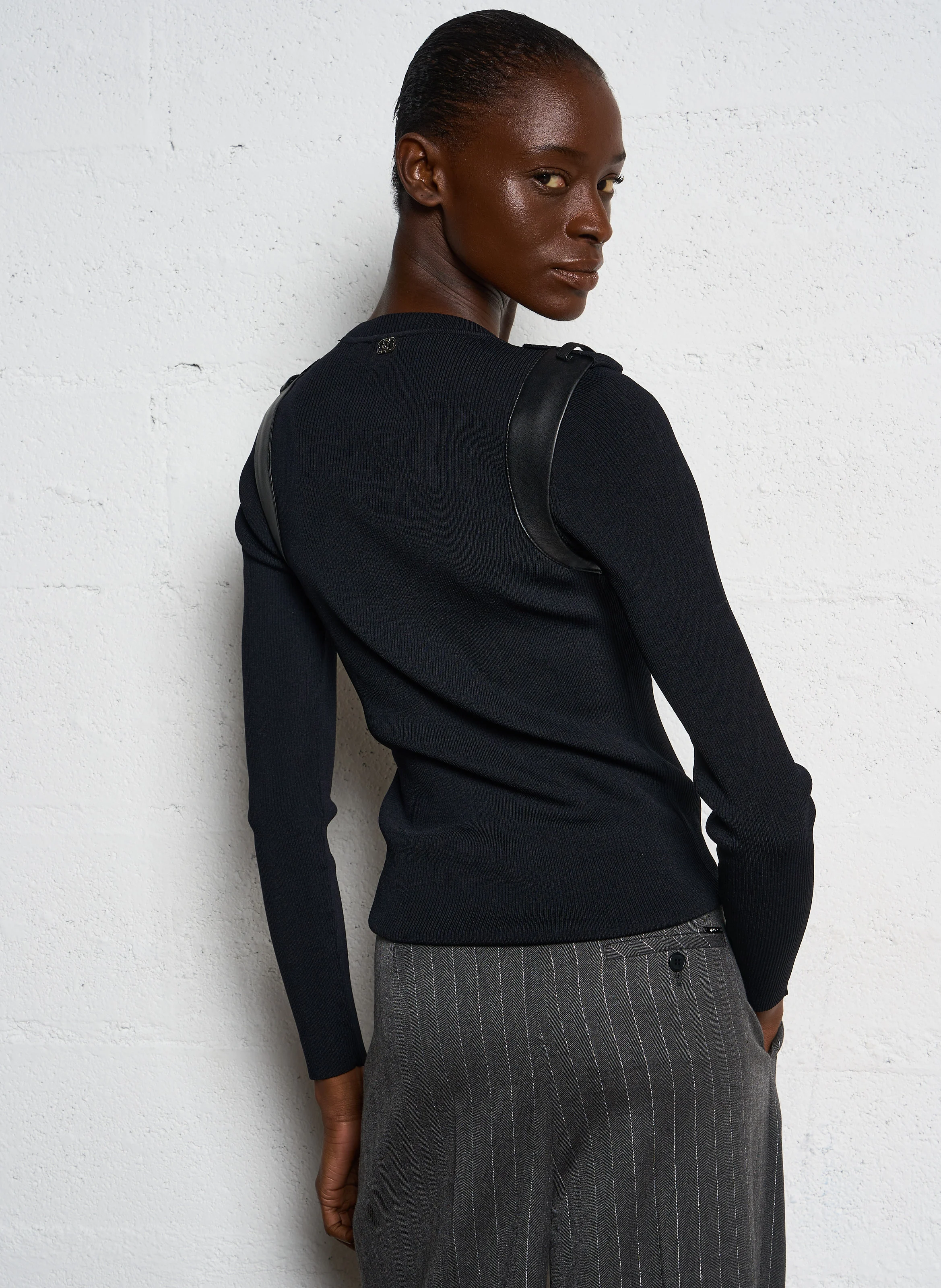 Pull moulant col rond| Noir