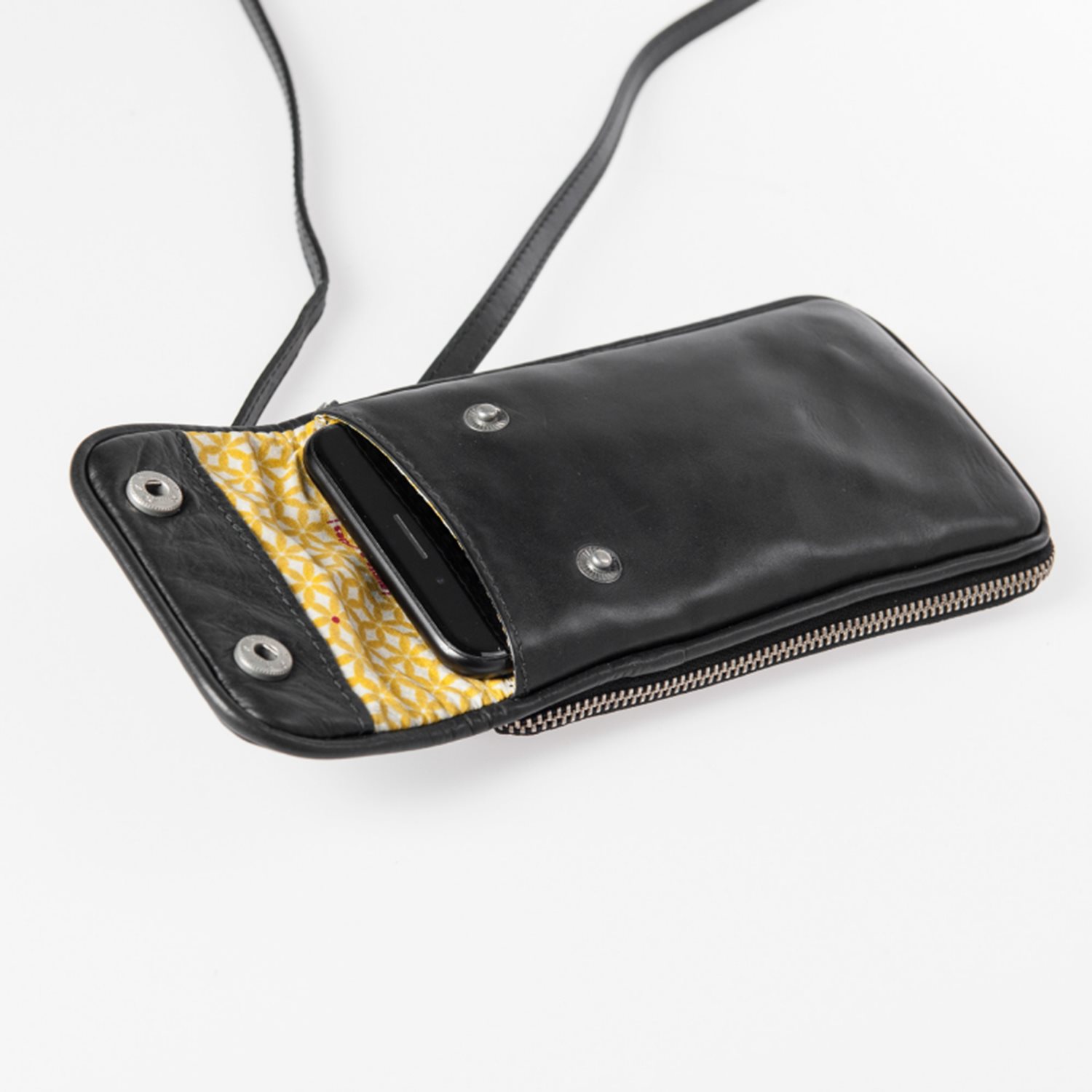 Aunts & Uncles Jamies Orchard Cloudberry Phone Bag jet black