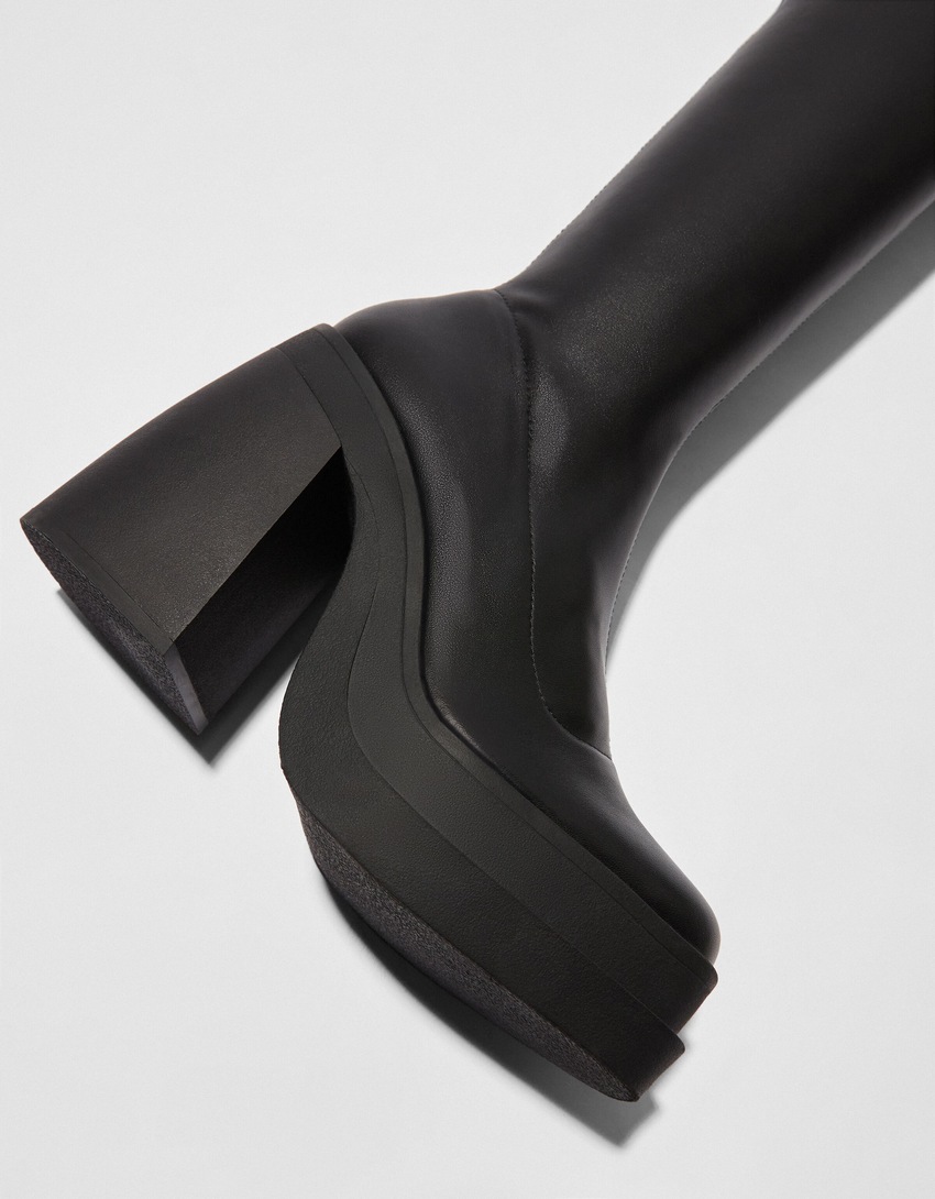 Botas de cano curto com plataforma e salto alto.