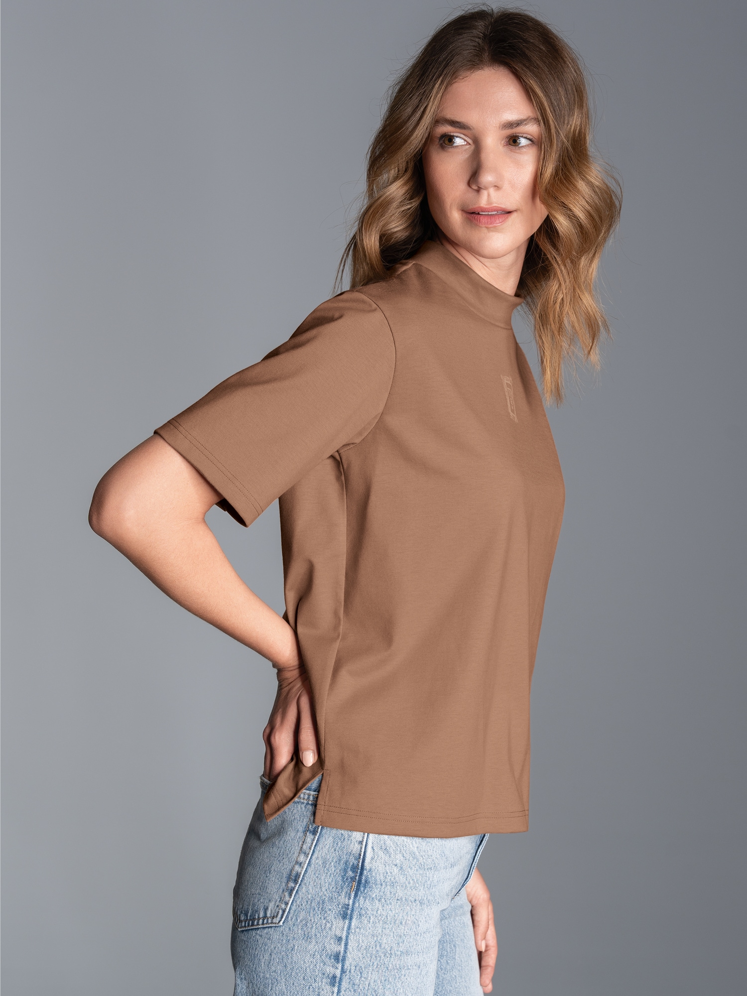 T-Shirt mit Stehkragen Haselnuss