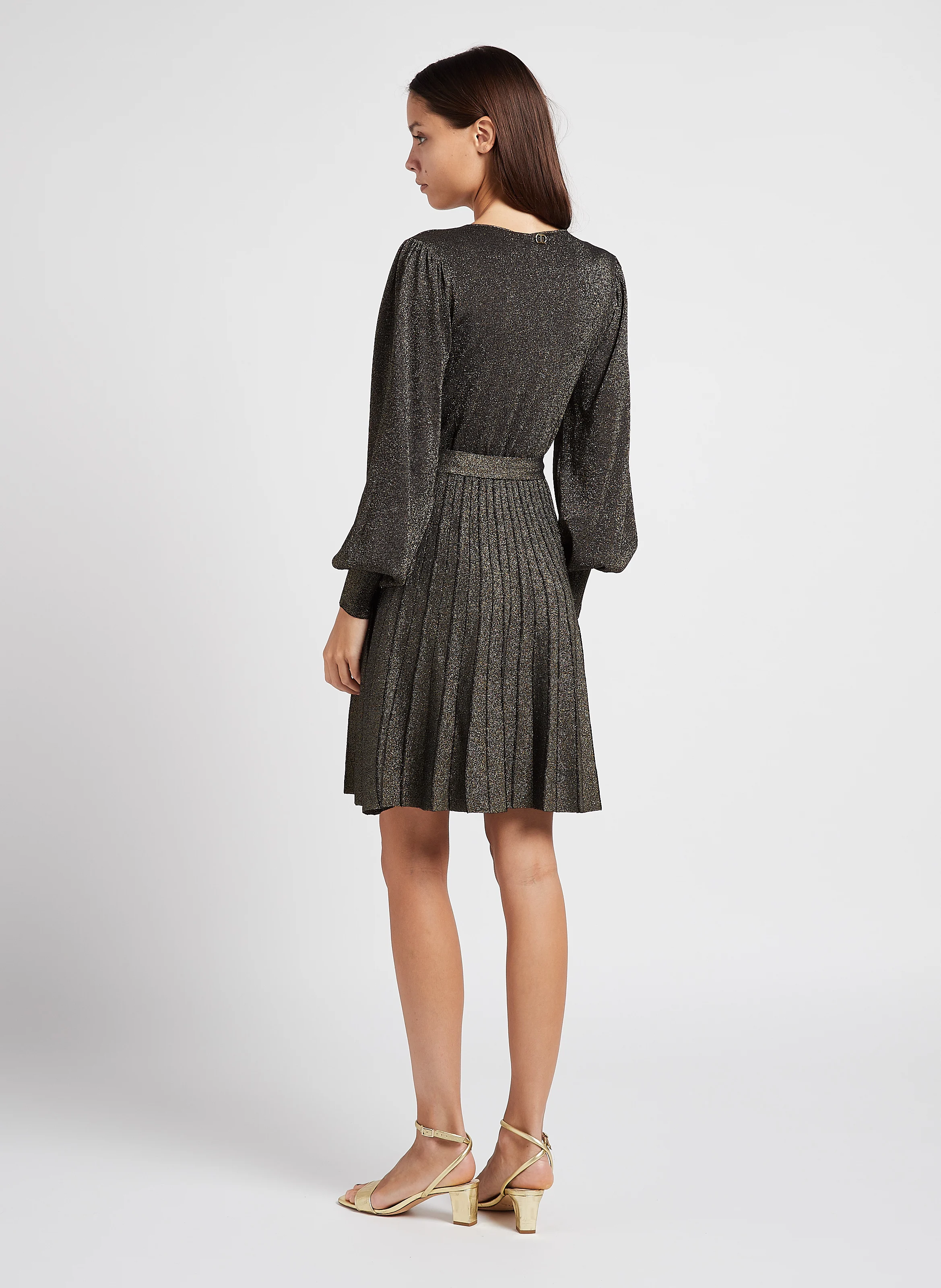 Robe courte ajustée encolure V| Noir