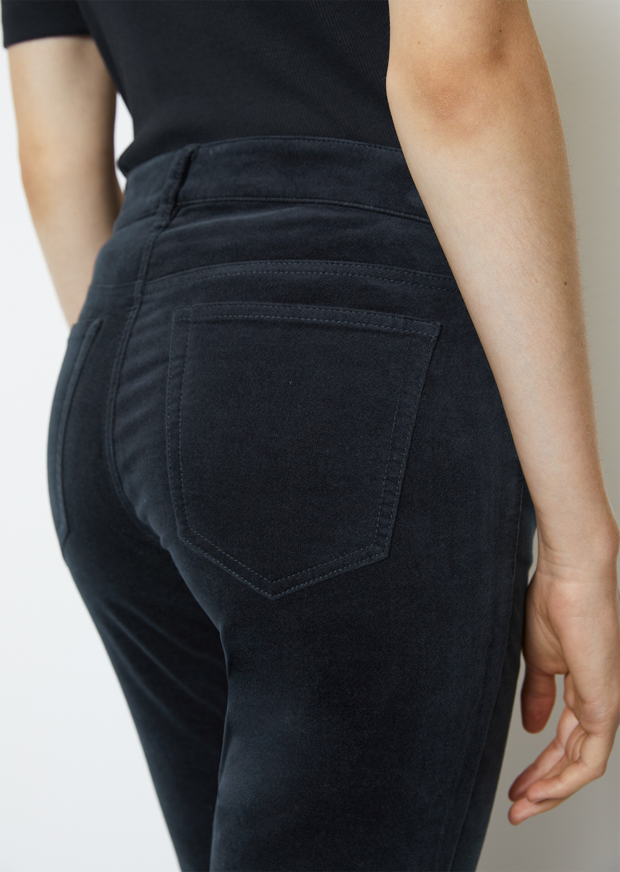 Hose LULEA slim aus stretchigem Samt