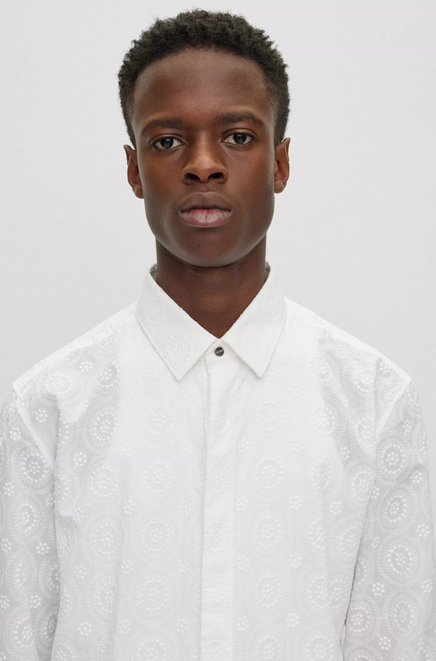 Camisa HUGO vermelha, extra slim fit, em algodão bordado com efeito de renda.