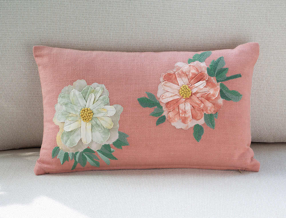 Coussin brodé-Valse des fleurs