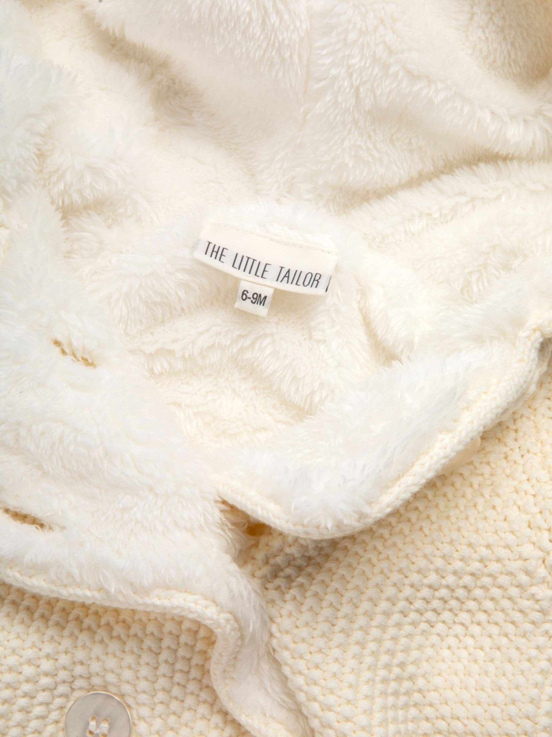 Crème - The Little Tailor Pixie babyjasje met pluizige voering van 100% katoen