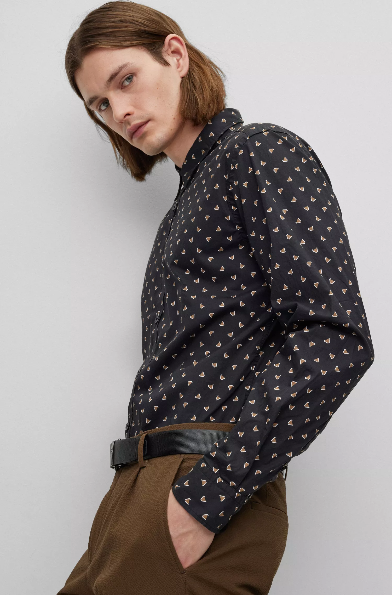 Camisa BOSS preta de corte slim em algodão elástico estampado.