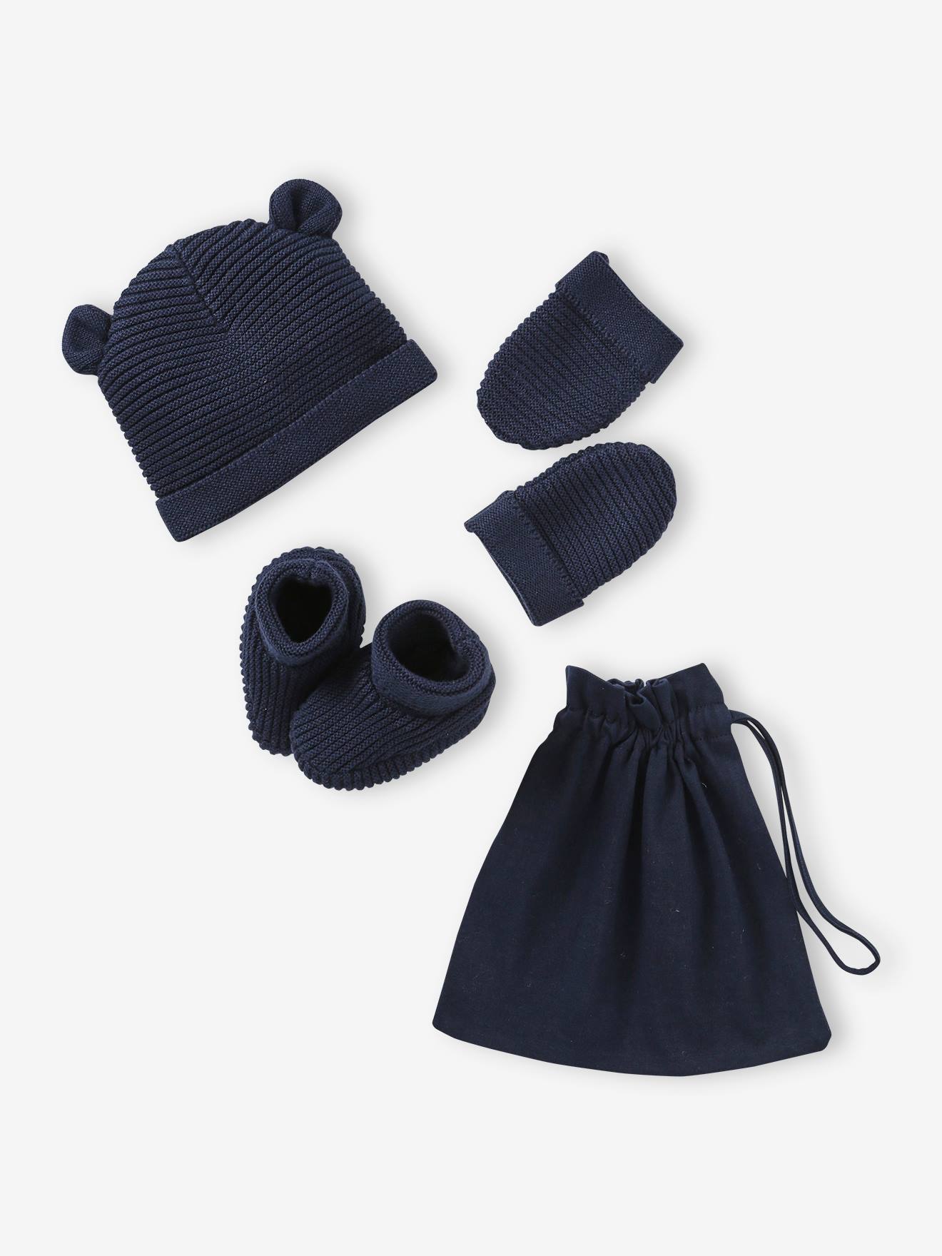 Conjunto para recém-nascido com gorro, luvas e sapatinhos, acompanhado de bolsa azul-marinho combinando.