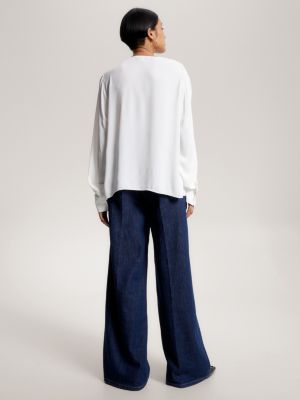 Blusa crepe com decote em V e modelagem solta.