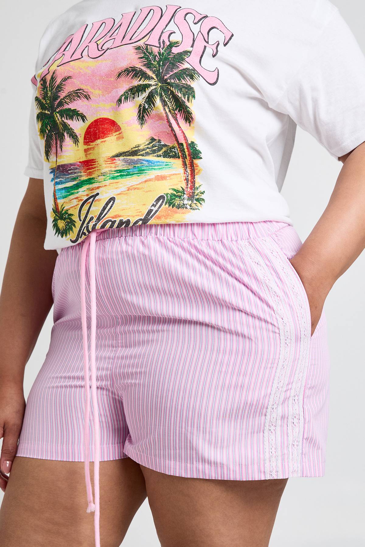 boohoo Short Grande Taille À Taille Coulissée Avec Détails Contrastés