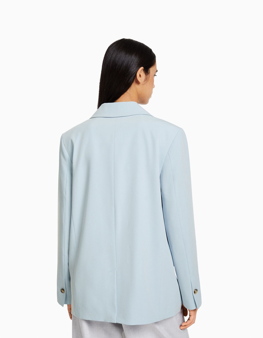 Blazer feminino de corte regular e abotoamento duplo.