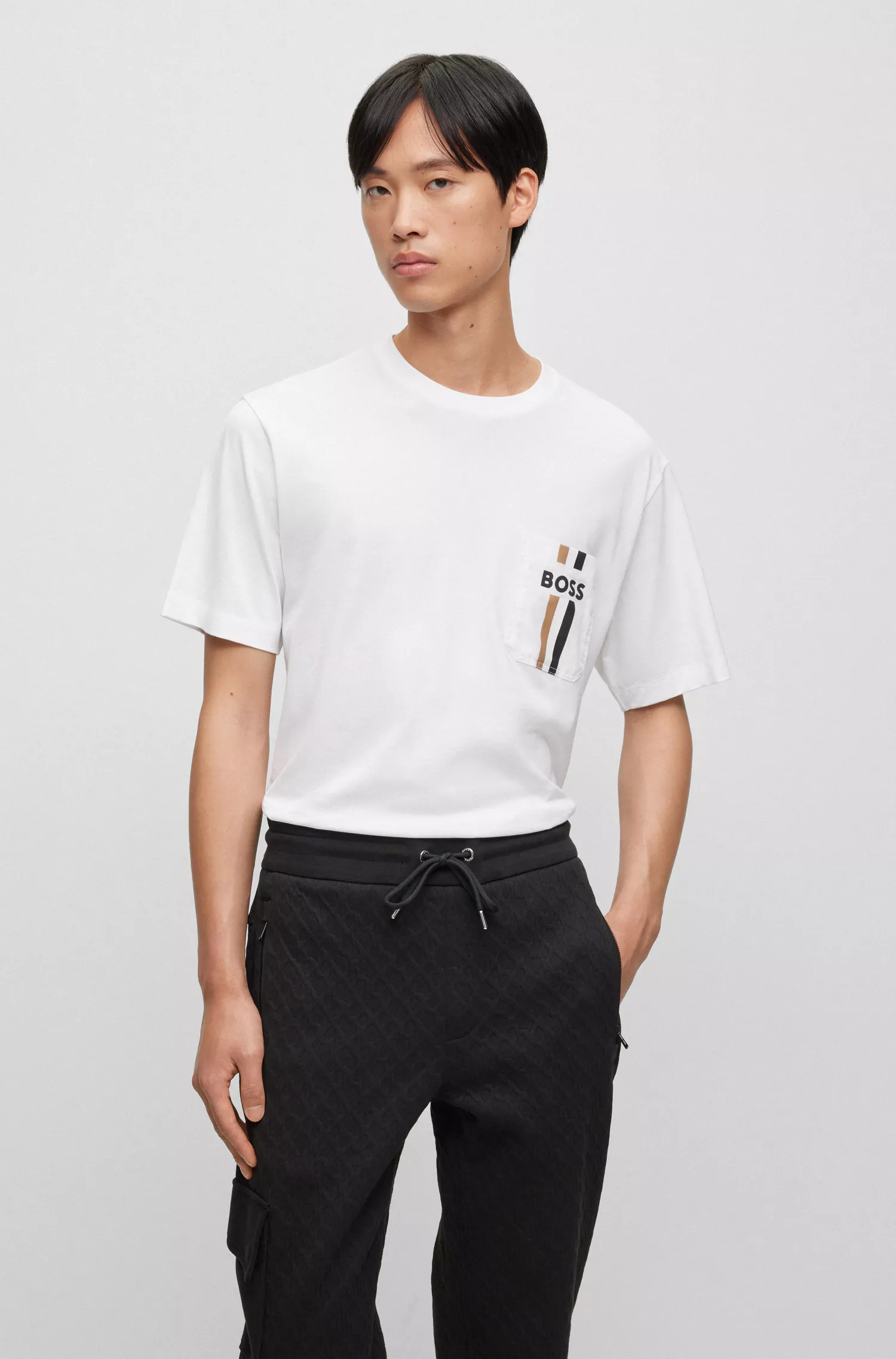 Camiseta BOSS preta em malha de algodão com listra e logotipo característicos.