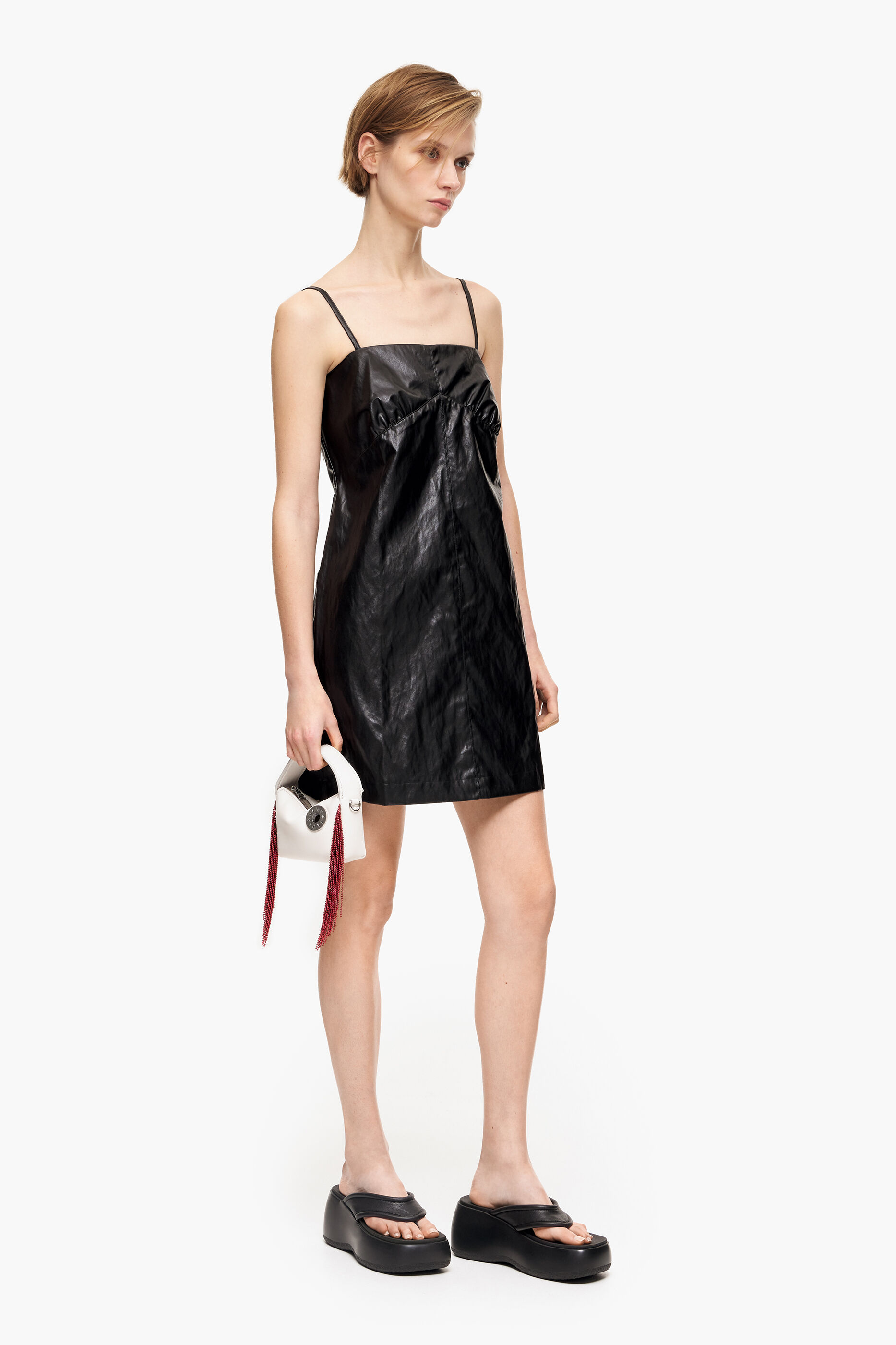 Vestido preto curto em formato A