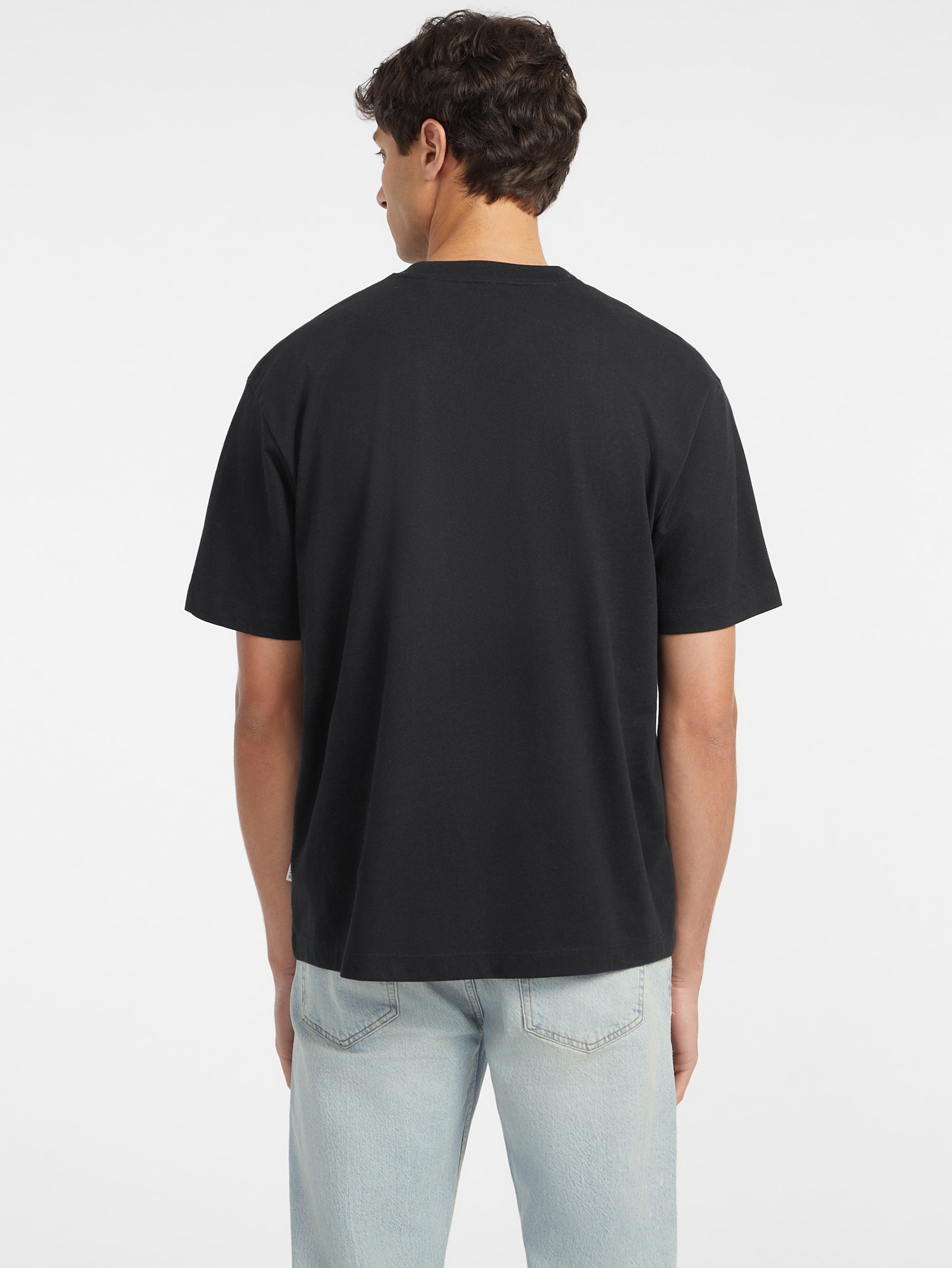 Camiseta com logotipo bordado