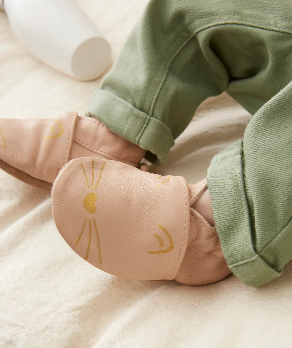 ROBEEZLES CHAUSSONS EN TANNAGE VÉGÉTAL ROSE PÂLE AVEC CHATS
