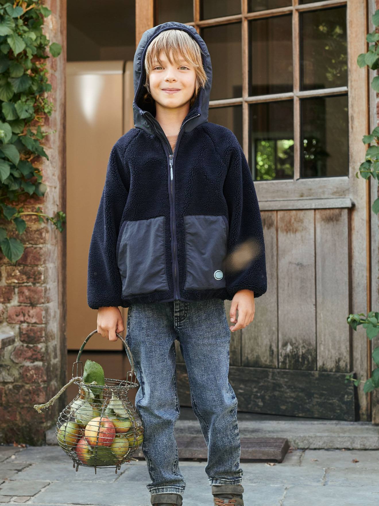 Jaqueta com capuz e zíper em sherpa para meninos, azul médio liso com estampas.