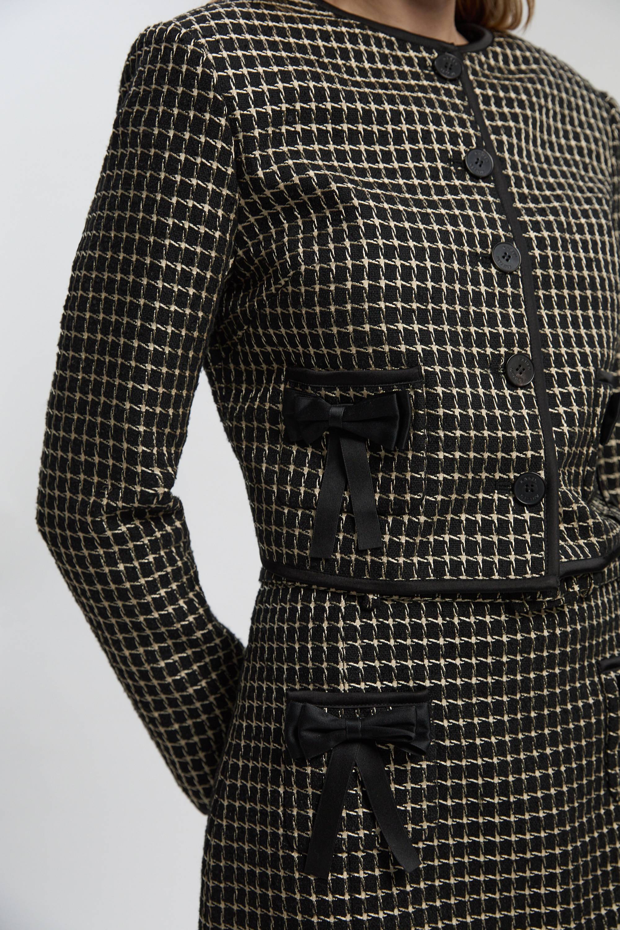 KarenMillen Veste Sans Col en Tweed Ajustée avec Détail Nœud