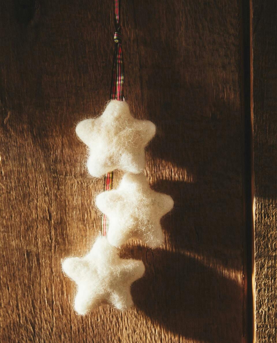 Enfeite de Natal em feltro com estrelas xadrez