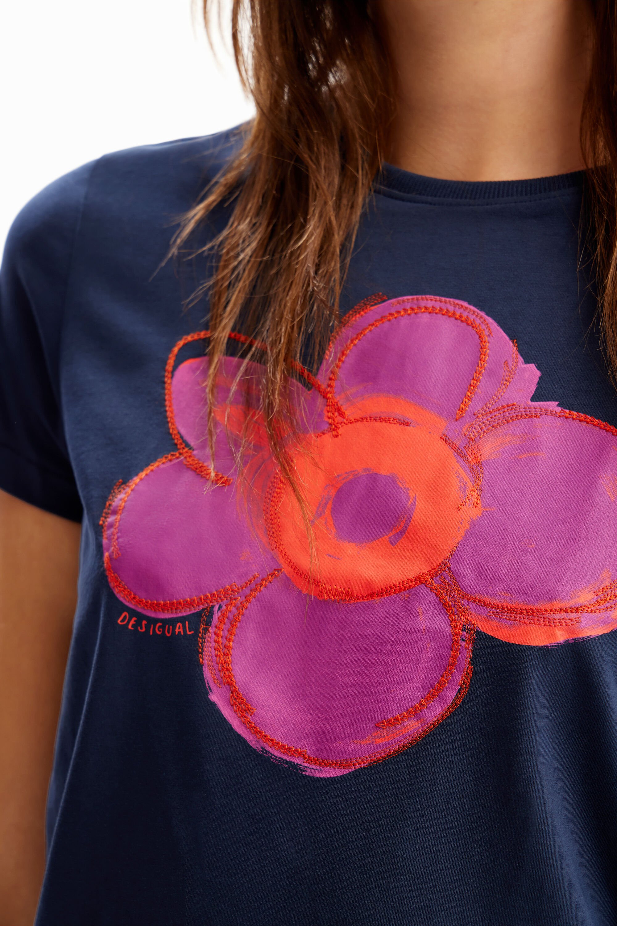 Camiseta com ilustração de flores