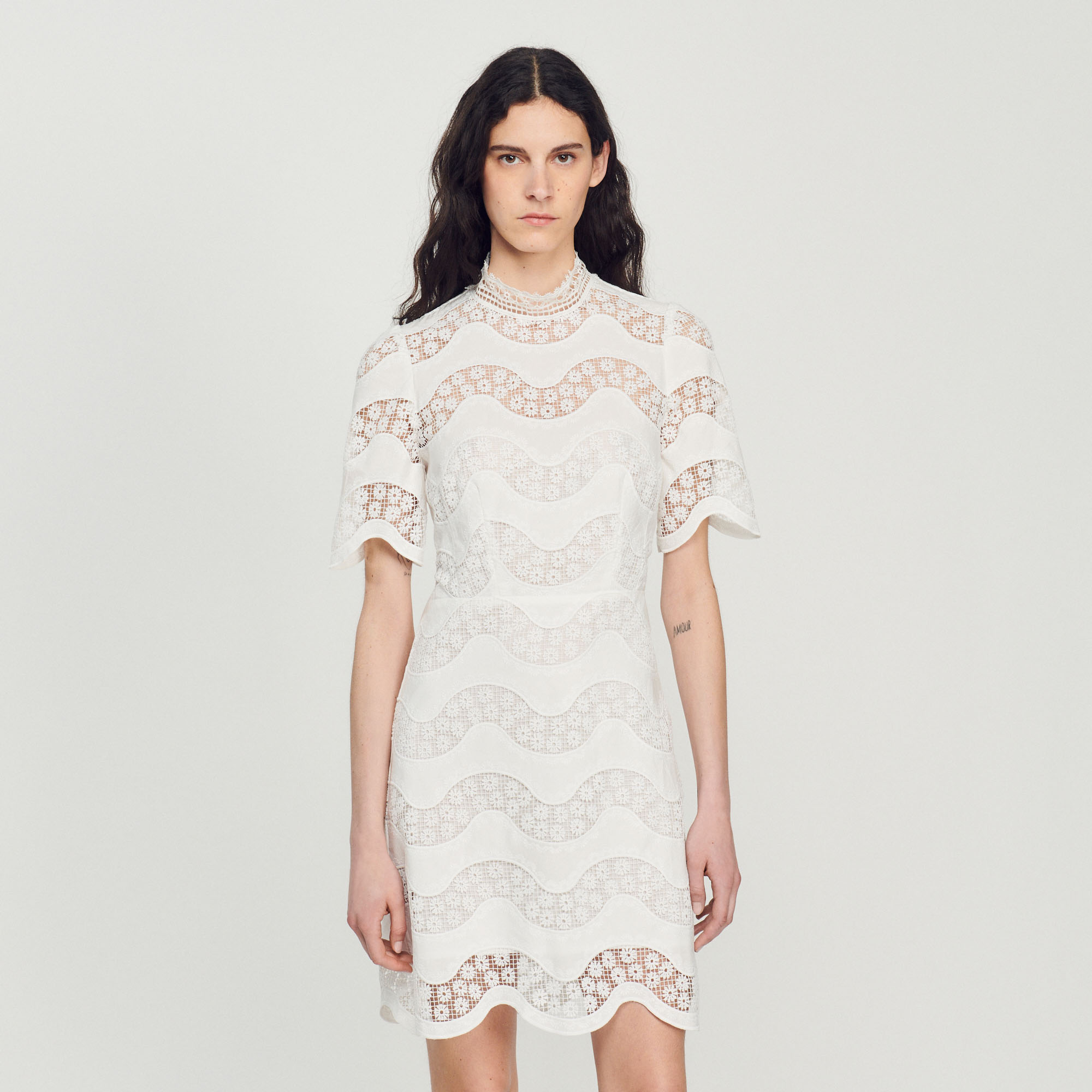 Robe courte en guipure