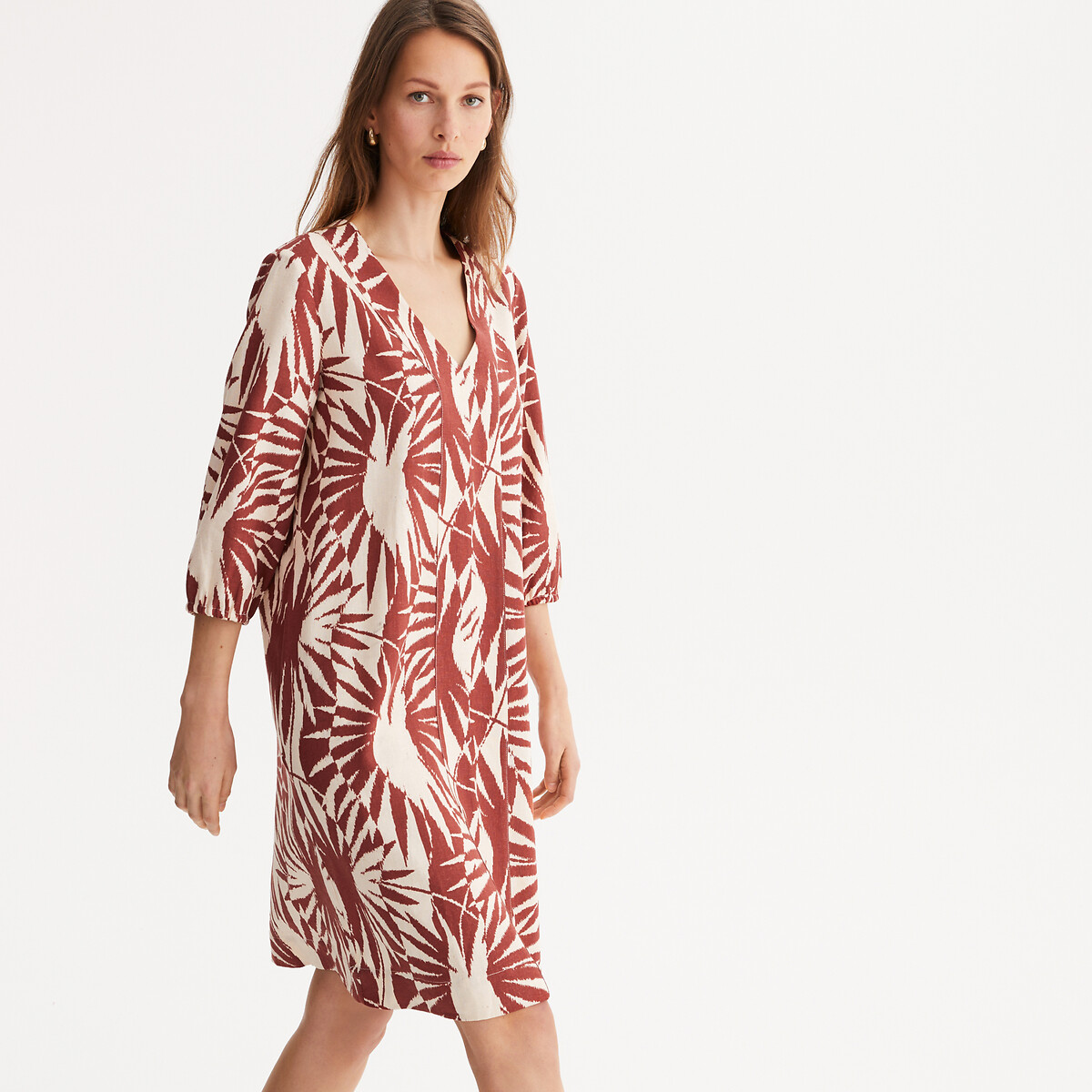 ANNE WEYBURN<br>Vestido reto com estampa floral, comprimento midi, mangas 3/4