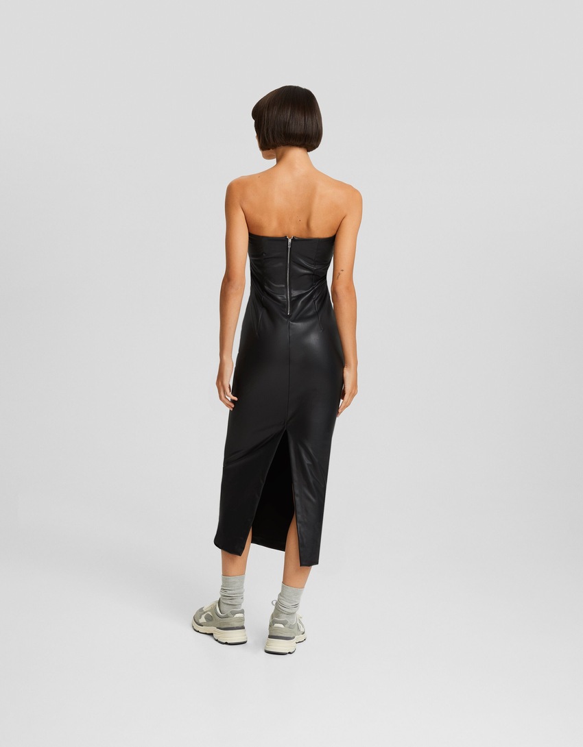 Vestido midi bandeau em couro sintético